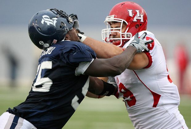 
                <strong>College-Football mit den Houston Cougars</strong><br>
                In seiner Jugend leidenschaftlicher Schwimmer, spielt Vollmer zuerst in Düsseldorf bei den Panther Juniors. Durch ein Stipendium gelingt den damals 19-Jährigen 2003 der Sprung in die College-Football-Mannschaft der Houston Cougars. Er ist zwei Jahre Stammspieler. 
              