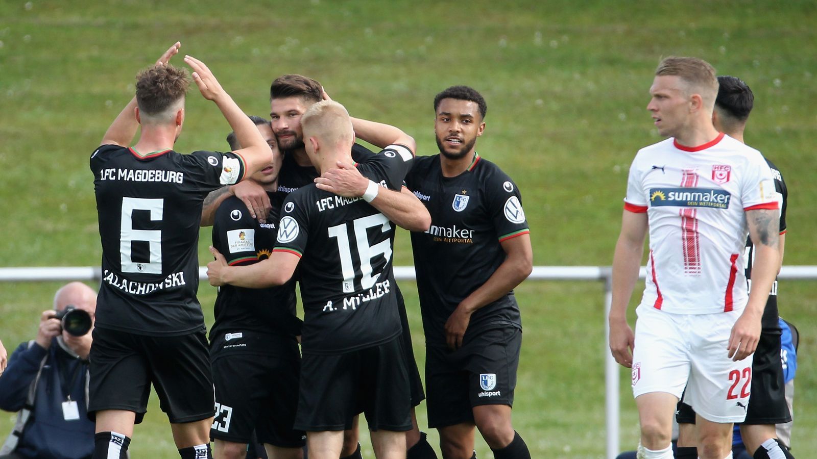 
                <strong>1. FC Magdeburg</strong><br>
                Im Duell zweier Drittligisten bezwang der 1. FC Magdeburg den Halleschen FC mit 3:2. Eine DFB-Pokal-Teilnahme ist dennoch nicht sicher. Am Freitag hatte das Verbandsgericht des Fußball-Landesverbandes Sachsen-Anhalt die Landespokal-Regelung gekippt, wonach der Sieger der Partie an der ersten Partie des DFB-Pokals teilnimmt und damit der Klage eines Siebtligisten stattgegeben. Wie es weitergeht, ist noch offen. 
              