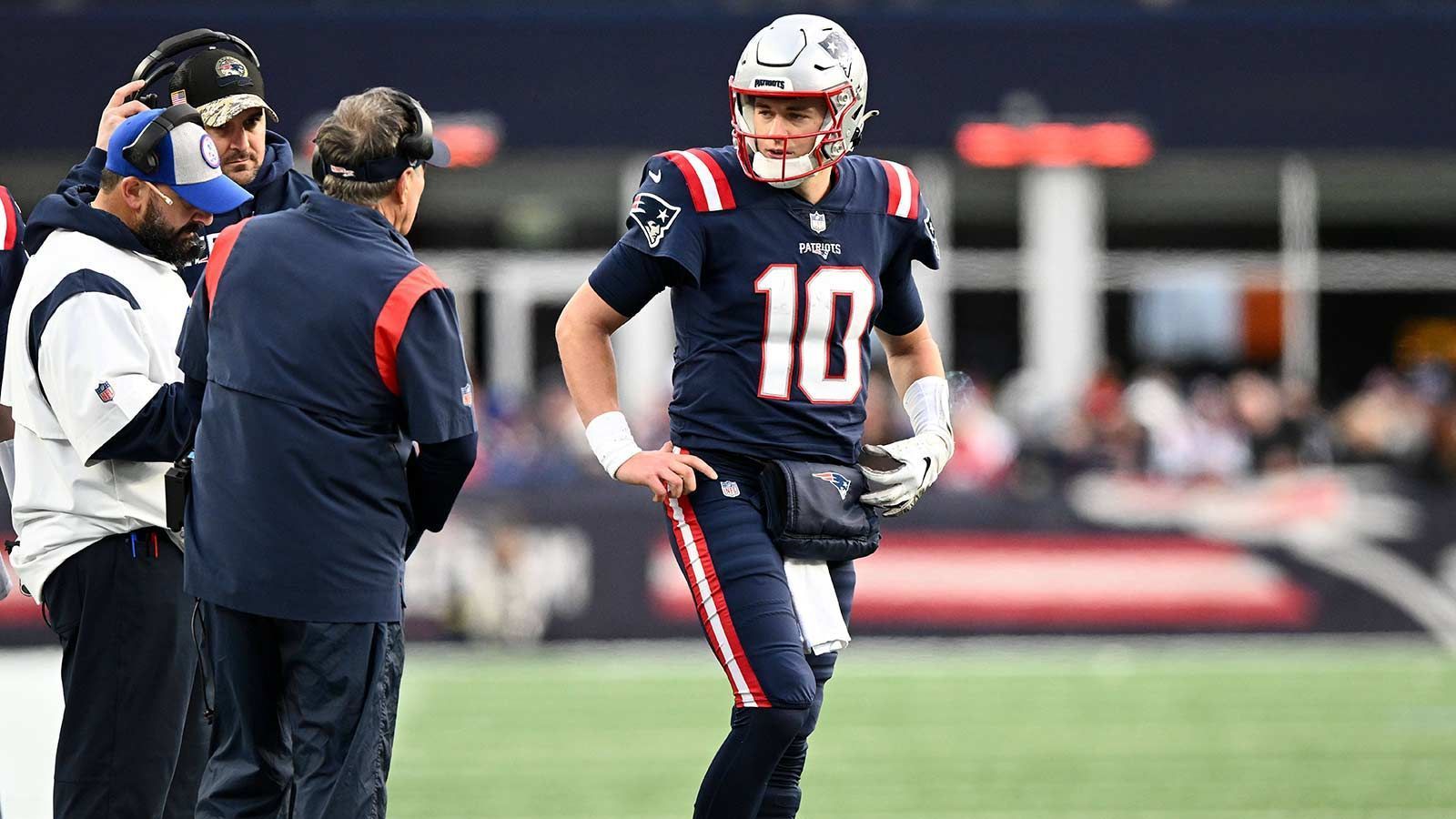 
                <strong>New England Patriots - Mac Jones, Quarterback</strong><br>
                Sicher, in der vergangenen Saison waren die Leistungen von Mac Jones nicht das, worauf Fans und Beobachter der New England Patriots gehofft hatten. Angesichts der kruden Konstellation im Trainerteam, die mit Matt Patricia einen Defensiv-Spezialisten als Offensive Coordinator hatte, waren die Erwartungen aber wahrscheinlich auch überhöht. Mit dem Wechsel auf der Position zu Bill O'Brien zur kommenden Spielzeit dürfte das aber wieder anders aussehen. Baut Jones hier auf seiner guten Rookie-Saison auf, haben die Patriots trotz einer eher durchschnittlich besetzten Offensive wieder eine Chance darauf, Playoff-Luft zu schnuppern.Honorable Mentions: Cornerback Christian Gonzalez, Running Back Rhamondre Stevenson
              