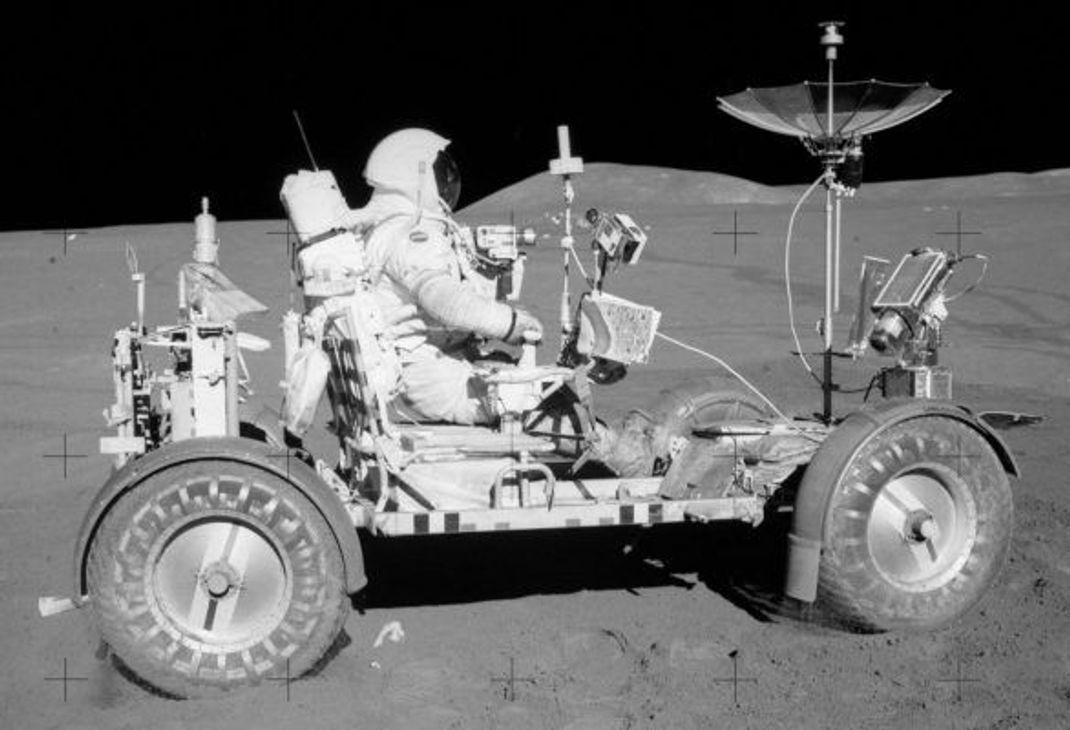 Apollo-15-Kommandant David Scott steuert das Mondfahrzeug auf der Mondoberfläche, das erste Mal, dass der Rover eingesetzt wurde. Apollo 15 startete am 26. Juli und landete vor über 50 Jahren, am 30. Juli 1971, auf der Mondoberfläche. Während der Mission sammelten Scott und der Pilot der Mondlandefähre, James Irwin während ihres mehr als 18-stündigen Aufenthaltes auf der Mondoberfläche über 75 Kilo Mondmaterial.