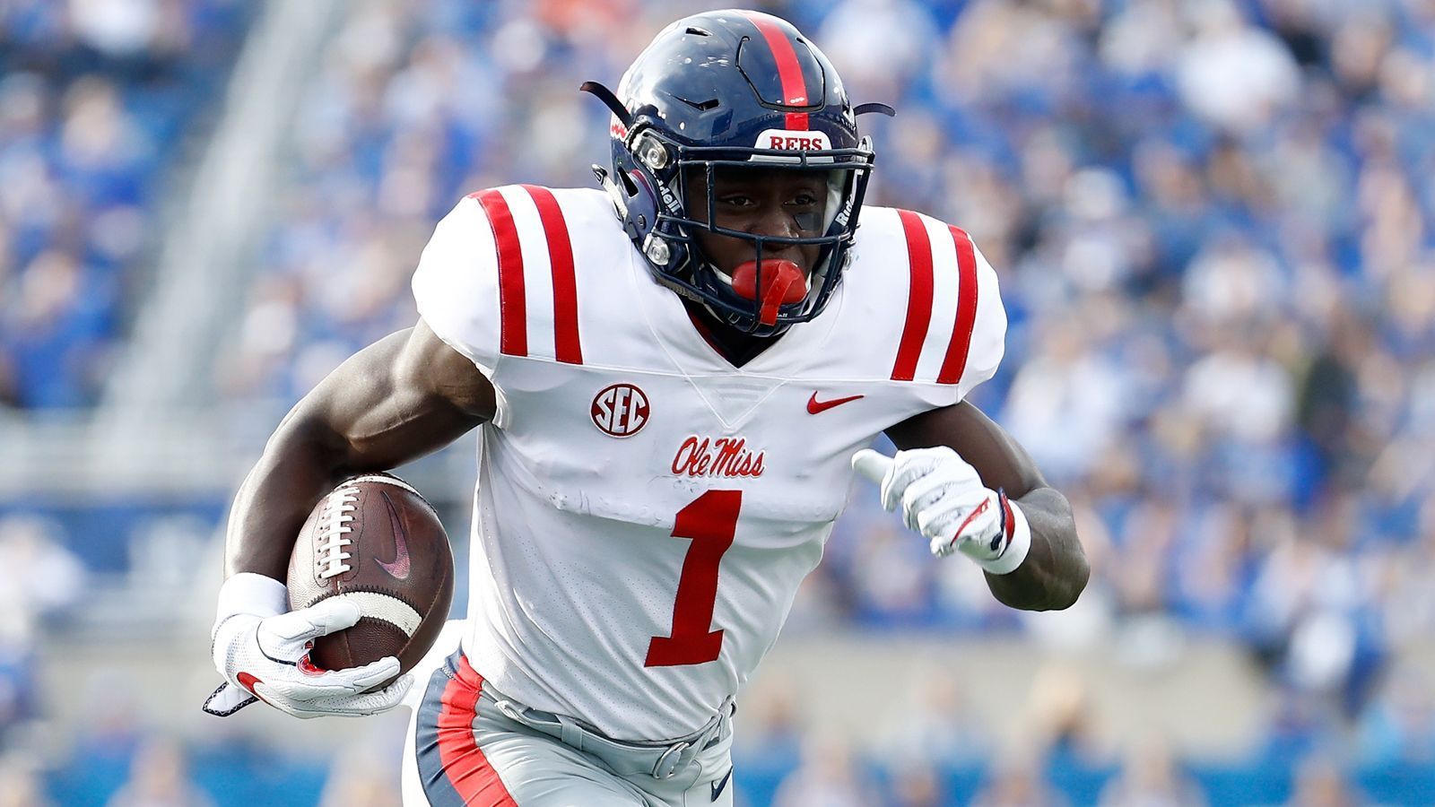 
                <strong>A.J. Brown (Wide Receiver, Ole Miss)</strong><br>
                A.J. Brown kam in der vergangenen Saison auf 1252 Yards und hat somit einen neuen Rekord in der Geschichte der Ole Miss Rebels aufgestellt. Der 1,85 Meter große Passempfänger ist sehr schnell und fangsicher und das vielleicht größte Wide-Receiver-Talent im Draft 2019.  
              