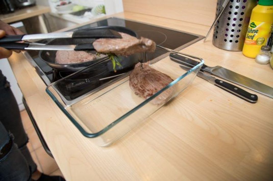 Vorteil beim Vorwärtsgaren: Wenn du Steaks vorwärtsgarst, erzeugst du zuerst die Kruste, welche dann aber im Ofen wieder aufweicht, da sich die Fleischsäfte im Steak verteilen.