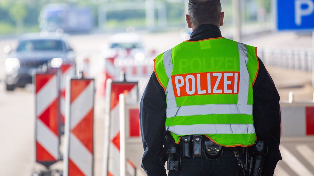 Ein Beamter der Bundespolizei kontrolliert einen Grenzübergang.