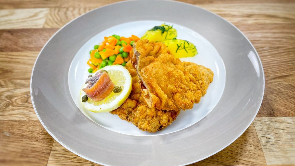 Wiener Schnitzel mit Erbsen, Möhren und Petersilienkartoffel