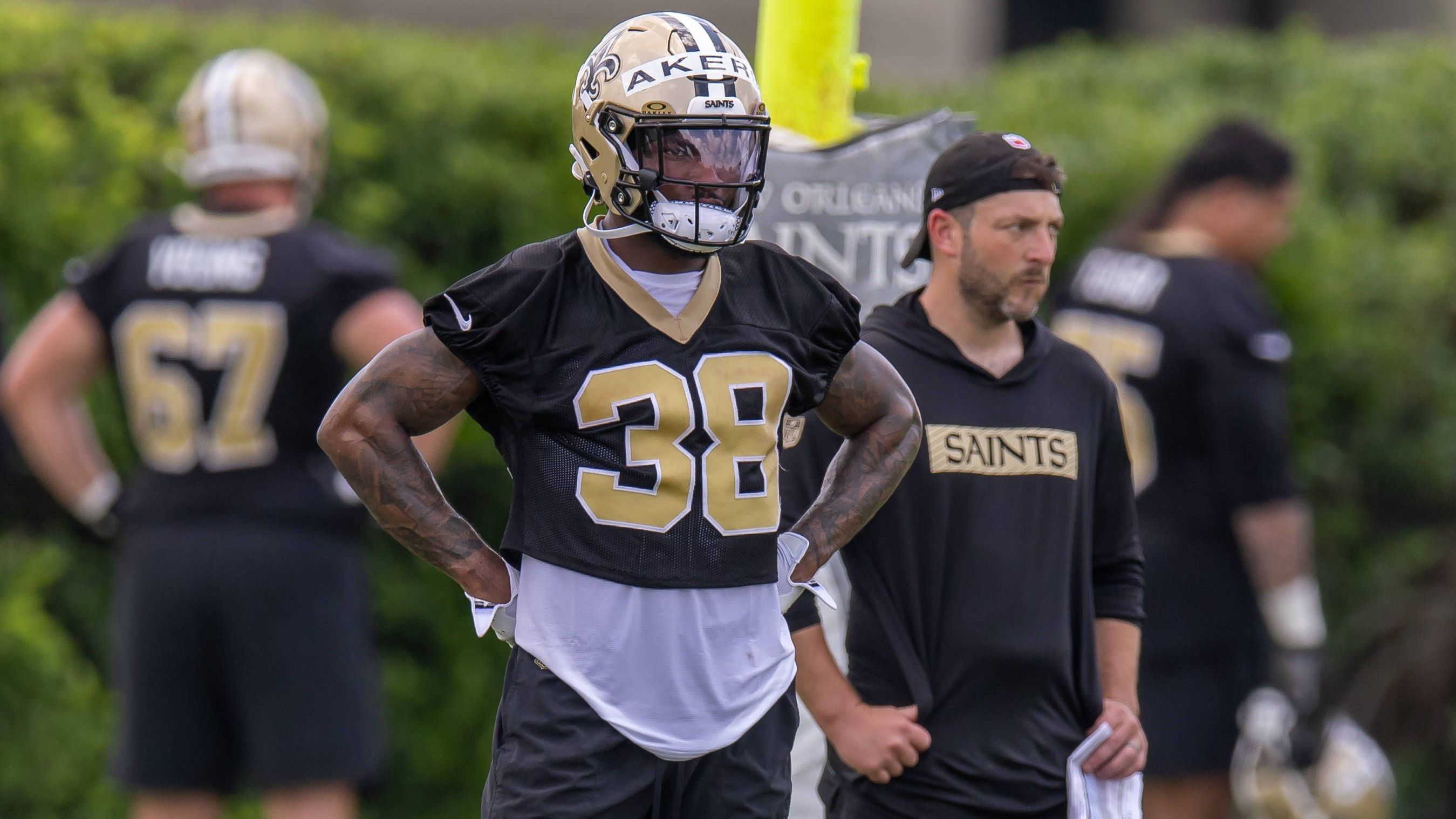 <strong>Cam Akers (New Orleans Saints)</strong><br>Die New Orleans Saints haben Free Agent Cam Akers unter Vertrag genommen, das gab die Franchise in einer Mitteilung bekannt. Der Running Back hatte in der vergangenen Woche probeweise am Minicamp des Teams teilgenommen, nun unterzeichnete er einen Einjahresvertrag. Akers wurde 2020 von den L.A. Rams gedraftet, in der zurückliegenden Saison spielte er für die Houston Texans und Minnesota Vikings.