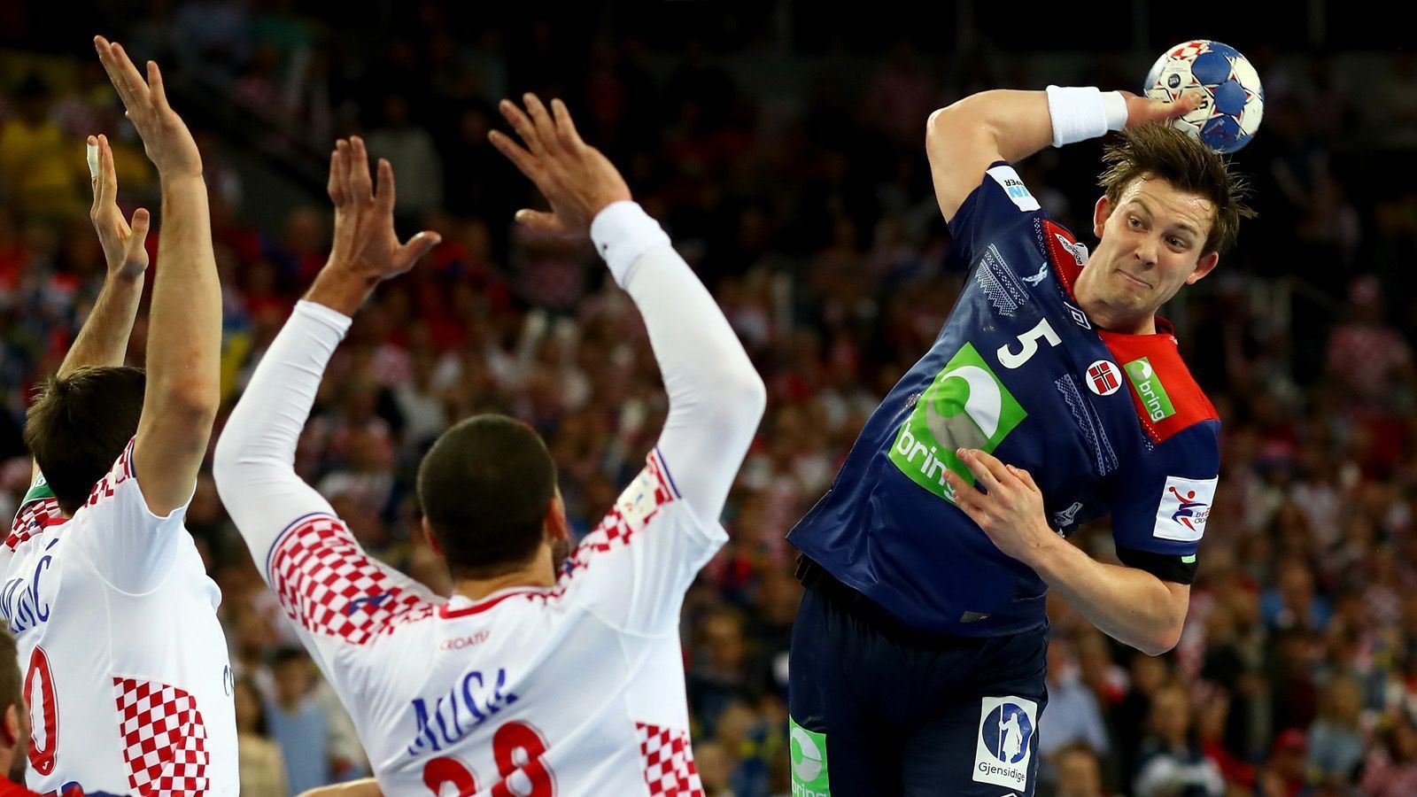 
                <strong>Power-Offensive gegen deutschen Abwehrblock</strong><br>
                Besonders zwei Spieler ragen aus der starken norwegischen Offensive heraus: Der Star ist Sander Sagosen (23 Jahre, Foto) der schon 42 Treffer auf dem Konto hat. Sein Teamkollege Magnus Jondal (30 Jahre) ist sogar noch erfolgreicher. Der Linksaußen hat bereits 46 WM-Treffer erzielt. Damit ist Norwegen als einzige Mannschaft mit zwei Spielern unter den Top 10-Torschützen vertreten. Deutschland kann bei dieser WM allerdings auf eine überragende Abwehrarbeit um Patrick Wiencek und Hendrik Pekeler im Defensivblock bauen. Zudem sind die beiden besten norwegischen Torjäger der deutschen Mannschaft bestens bekannt: Jondal verdient sein Geld in der Bundesliga bei der SG Flensburg-Handewitt und Sagosen ist bei Paris Saint Germain Teamkollege von Deutschlands Kapitän Uwe Gensheimer.
              