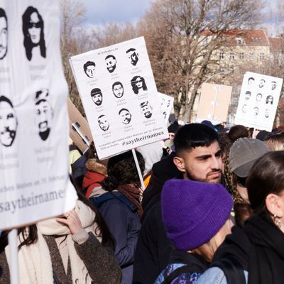 Rassistischer Anschlag von Hanau: Hunderte gedenken der Opfer