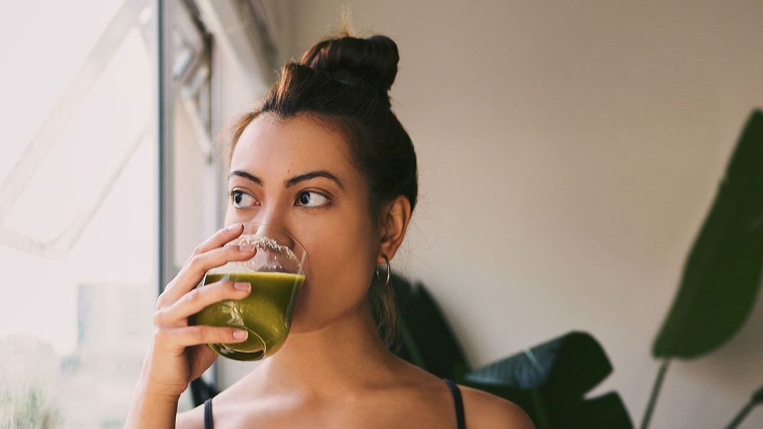 Als Shot zum Trinken, aber auch als Gummibärchen oder Pille: Nimmt das Trinken von Kollagen wirklich Einfluss auf ein gesundes Hautbild?
