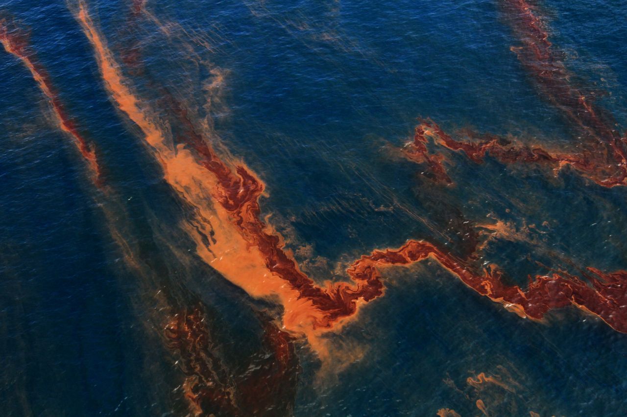 Weil Öl eine geringere Dichte als Wasser hat und somit leichter ist, schwamm es an der Meeres-Oberfläche.