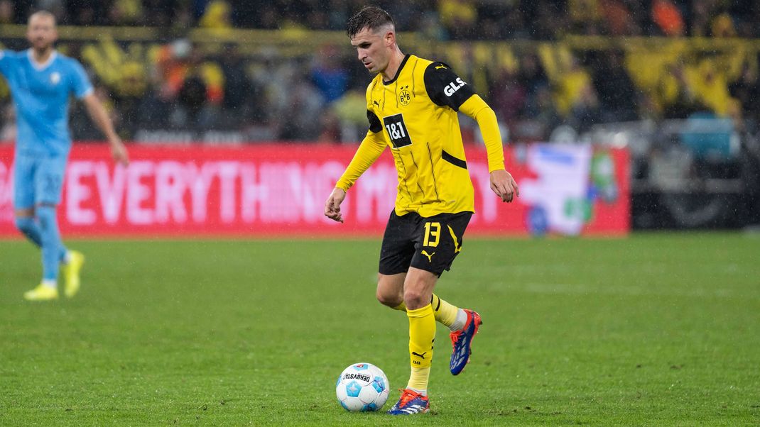 GER, 1. FBL, BV Borussia Dortmund gegen VfL Bochum 27.09.2024, Signal-Iduna-Park, Dortmund, GER, 1. FBL, BV Borussia Dortmund gegen VfL Bochum Im Bild: Pascal Groß (Borussia Dortmund, 13) Einzelaktion; ganzer Körper ganzer Körper; Ball am Fuß; *** GER, 1 FBL, BV Borussia Dortmund vs. VfL Bochum 27.09.2024, Signal-Iduna-Park, Dortmund, GER, 1 FBL, BV Borussia Dortmund vs. VfL Bochum Im Bild Pascal Groß Borussia Dortmund, 13 Einzelaktion Ganzkörper Ganzkörper Ball zu Fuß nordphotoxGmbHxx xChristianxSchulze nph000300