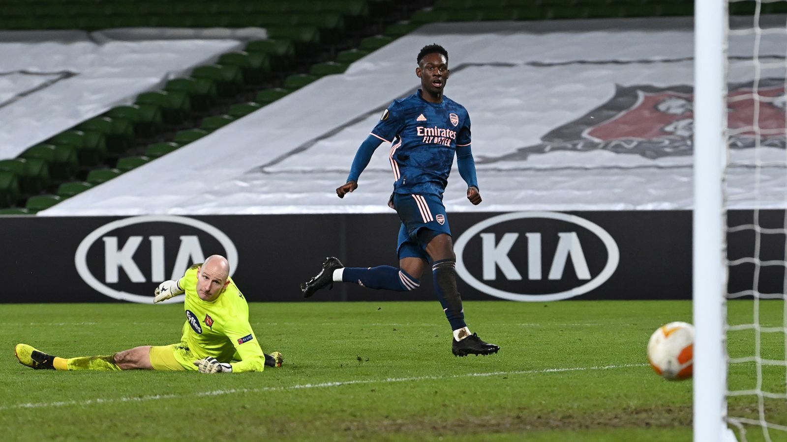 
                <strong>Folarin Balogun (FC Arsenal)</strong><br>
                Beim FC Arsenal wartet hinter den Stürmerstars Pierre-Emerick Aubameyang oder Alexandre Lacazette mit Folarin Balogun ein spannendes Talent. Der 19-Jährige schoss in den letzten Jahren im Nachwuchs der Gunners Tore am Fließband und kam auch in der ersten Mannschaft schon zu Einsätzen. Bei seinen fünf Auftritten gelangen dem in New York geborenen Balogun zwei Tore für das Team von Mikel Arteta. Der englische U20-Nationalspieler hat nicht zuletzt wegen seiner Trefferquote im Nachwuchsbereich viele Interessenten auf den Plan gerufen. Darunter könnten sich Medienberichten zufolge mit RB Leipzig und Stuttgart auch zwei Bundesligisten befinden. VfB-Sportdirektor Sven Mislintat kennt Balogun etwa noch aus der gemeinsamen Zeit bei Arsenal. Wird diese Connection zum Faustpfand in möglichen Gesprächen mit dem umworbenen Talent?
              