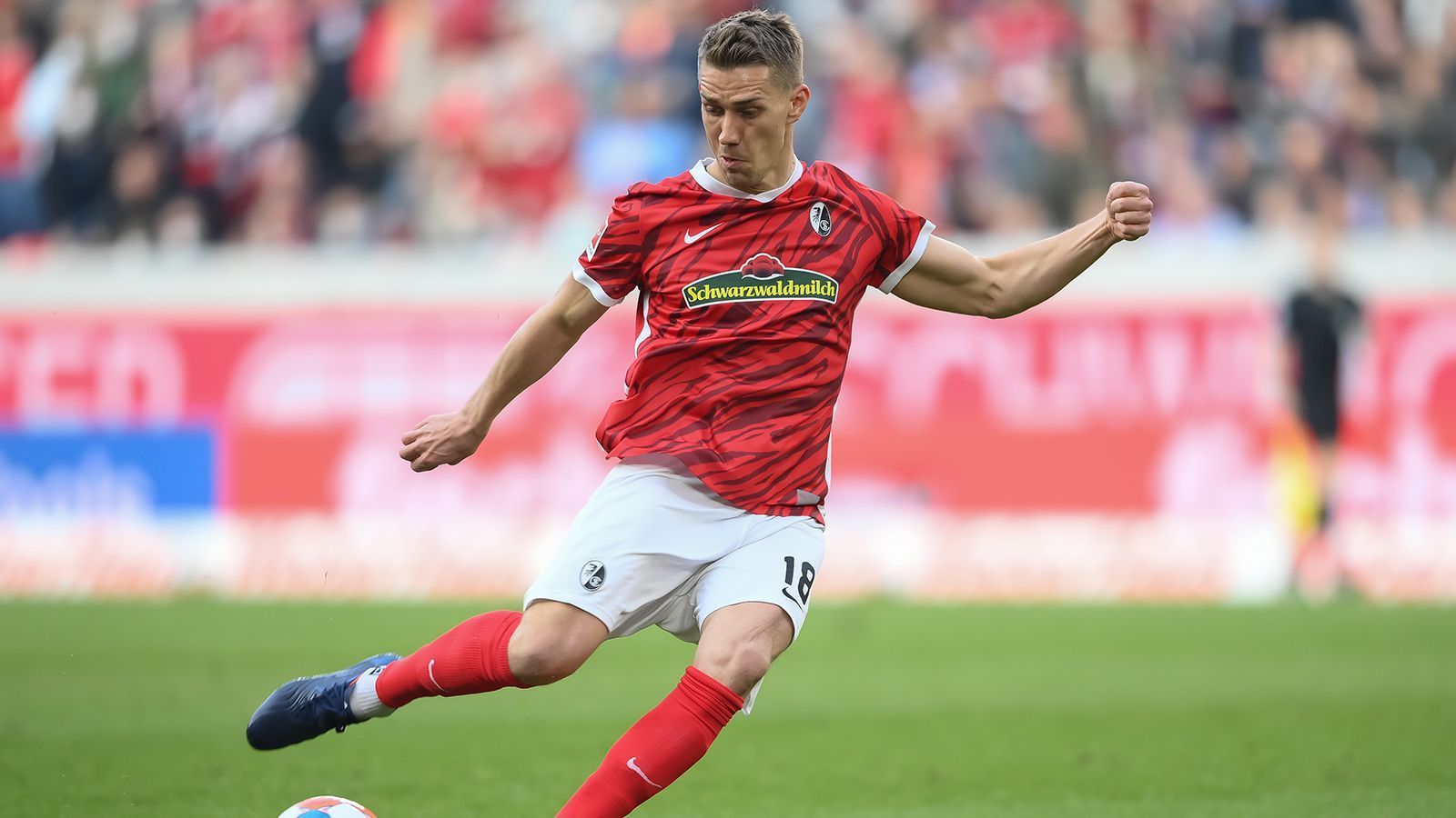 
                <strong>Die meisten Tore pro Schüsse: Nils Petersen </strong><br>
                Nils Petersen hat schon längst den Ruf eines eiskalten Torjägers. In Sachen Effizienz macht dem Stürmer des SC Freiburg kaum einer was vor: Jeder dritte Schuss zappelte vergangene Saison im Netz UND jeder Schuss, den er aufs Tor brachte, landete in den Maschen. Petersen schoss vergangene Saison fünf Buden. 
              