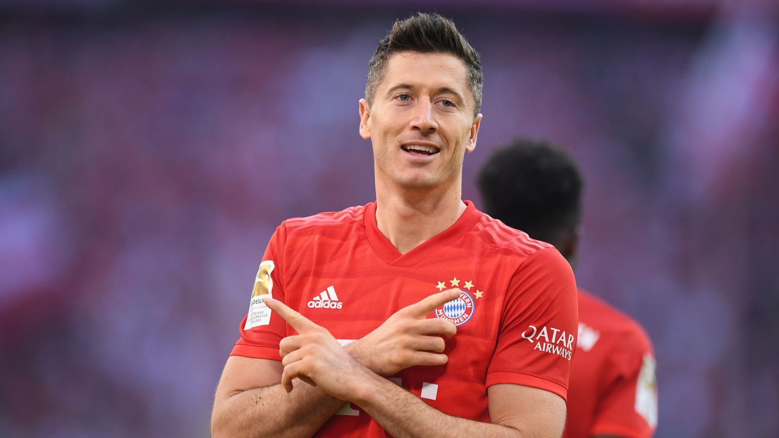 
                <strong>Mehr Flexibilität vor dem Tor</strong><br>
                Einer der bisherigen Glanzlichter der Saison ist Robert Lewandowski: Der Pole kommt bisher in zehn Ligaspielenauf 14 Treffer - bei 25 geschossenen Ligatoren insgesamt. Auch in der Champions League erzielte der 31-Jährige bereits fünf Treffer. Kurzum: Ohne den treffsicheren Kapitän der polnischen Nationalmannschaft würde es um die Münchner Saisonbilanz wohl noch deutlich schlechter stehen. Sinnbildlich dafür steht auch, dass Lewandowski beim Debakel in Frankfurt den einzigen Bayern-Treffer markierte. Dem neue Coach muss es gelingen, mehr treffsichere Spieler zu formen zumal Lewandowski sich in Kürze auch einer Leisten-OP unterziehen muss.
              