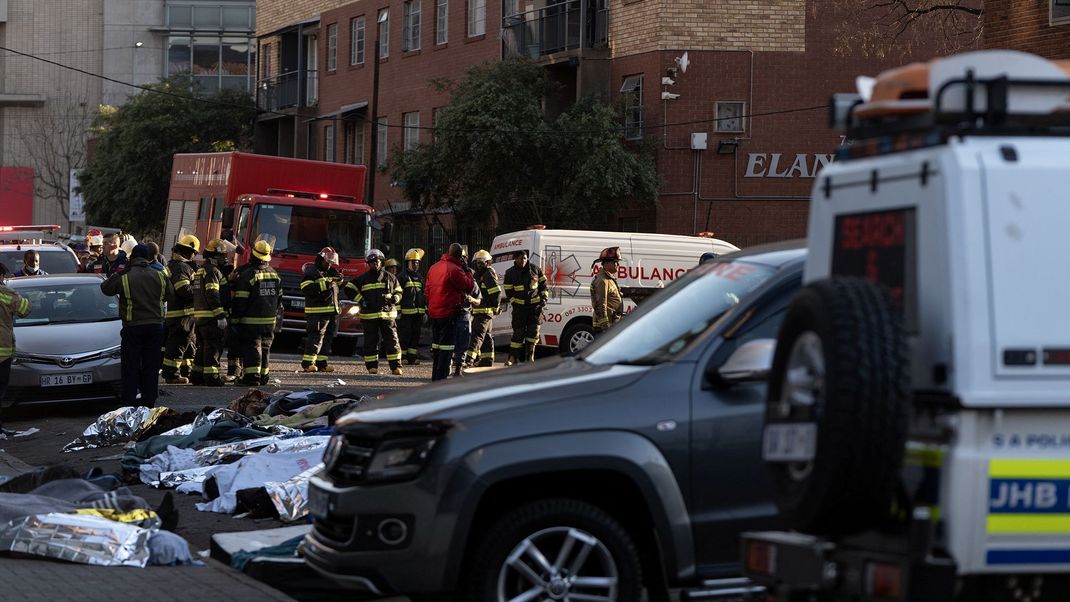 Leichen liegen vor dem betreffenden Wohnhaus in Johannesburg auf dem Boden. Mindestens 52 Menschen sind gestorben.