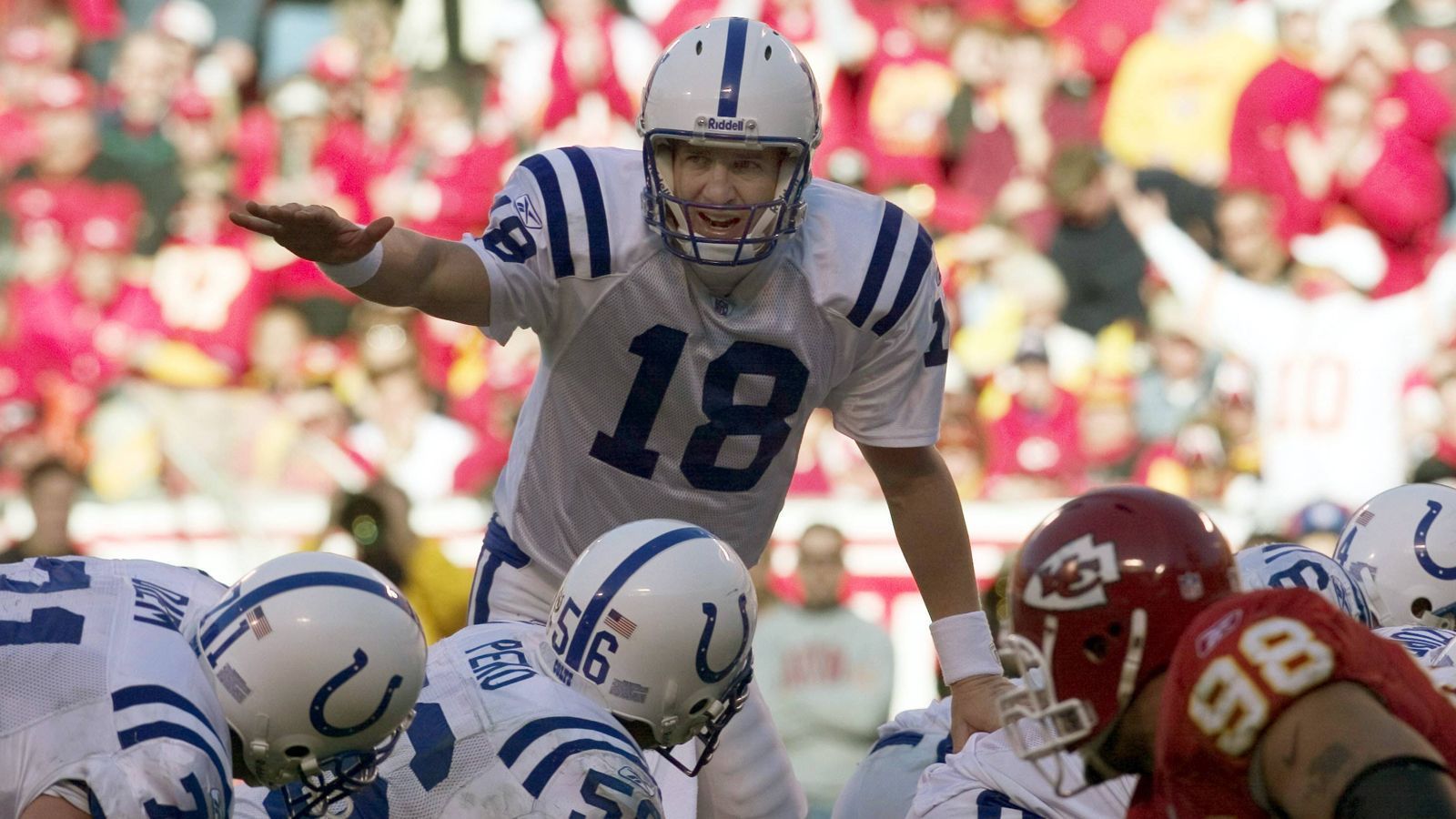 
                <strong>9. Indianapolis Colts 2004</strong><br>
                Mit MVP Peyton Manning und drei weiteren Pro Bowlern im Kader dominierte die Colts-Offense die NFL 2004 nach Belieben. Indianapolis erzielte die meisten Punkte und Passing Yards pro Spiel und belegte Rang zwei in Total Yards per Game. Manning stellte mit 49 Touchdowns einen NFL-Rekord auf, während drei seiner Receiver über 1.000 Yards fingen und Running Back Edgerrin James mehr als 1.500 Yards erlief. Nichtsdestotrotz konnten die Colts ihre dominante Saison nicht krönen und scheiterten, wie so oft, früh in den Play-offs am späteren Super-Bowl-Champion New England.
              