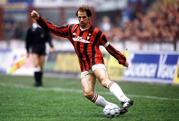 
                <strong>Franco Baresi (AC Mailand)</strong><br>
                Der neben Franz Beckenbauer wohl beste Libero der Geschichte spielte mehr als 20 Jahre für Milan. Und nur für Milan. 532 Pflichtspiele, sechs Mal Meister, drei Mal Europapokalsieger der Landesmeister. Seine Nummer sechs wird nicht mehr vergeben.
              