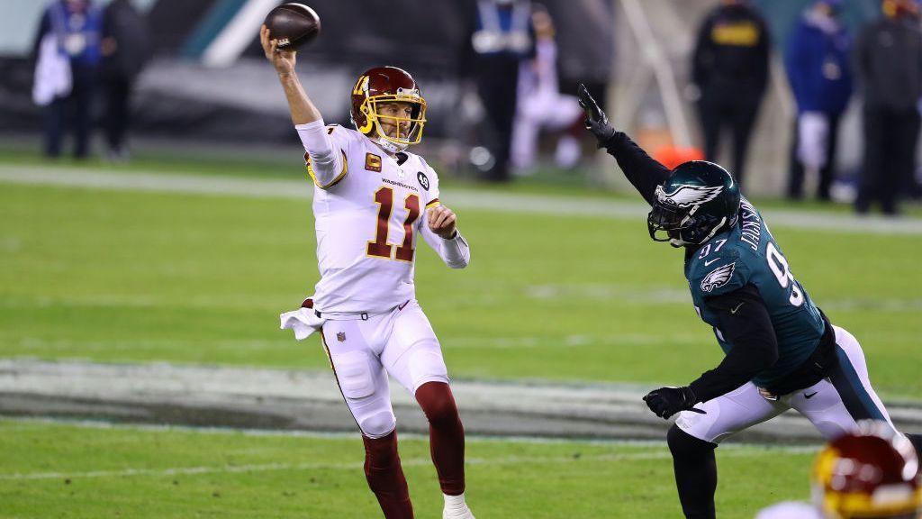 
                <strong>Gewinner: Alex Smith (Washington Football Team)</strong><br>
                Der größte Gewinner der NFL-Saison ist unbestritten Alex Smith. Der Quarterback des Washington Football Teams verletzte sich vor zwei Jahren schwer, stand nicht nur an der Schwelle einer Beinamputation, sondern zwischenzeitlich sogar kurz vor dem Tod. In Woche fünf gegen die Los Angeles Rams gab Smith sein Comeback. Unter den Augen seiner Familie, die auf der Tribüne saß und dem kollektiven Applaus der wenigen Zuschauer betrat er das Feld und führte sein Team in die Play-Offs. Smith hat bereits angekündigt, seine Karriere fortzusetzen.
              