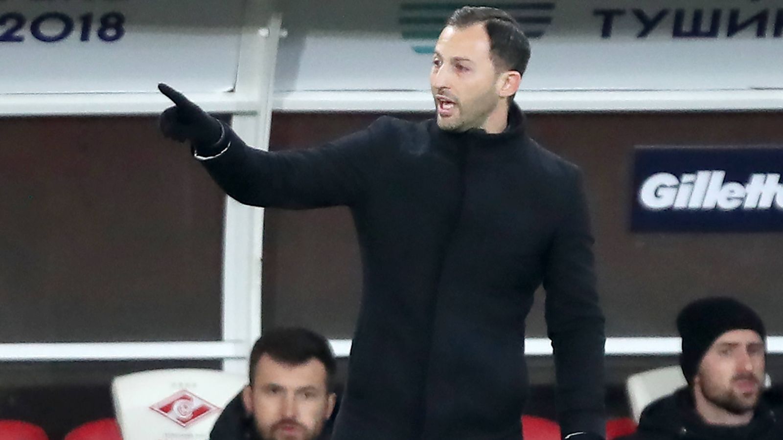 
                <strong>Domenico Tedesco (Spartak Moskau)</strong><br>
                Domenico Tedesco führte Schalke noch in der Saison 2017/18 zur Vizemeisterschaft und ins DFB-Pokal-Halbfinale, was über seine Qualifikation als Trainer eine Menge aussagt. Derzeit arbeitet er erfolgreich bei Spartak Moskau, eine Rückkehr in die Bundesliga wäre für ihn sicherlich interessant. Vor allem, wenn der Eintracht tatsächlich die Qualifikation für die Champions League gelingen sollte. Auch Tedesco dürfte in der Verlosung sein, der Vertrag in Russlands Hauptstadt endet in diesem Frühjahr.
              