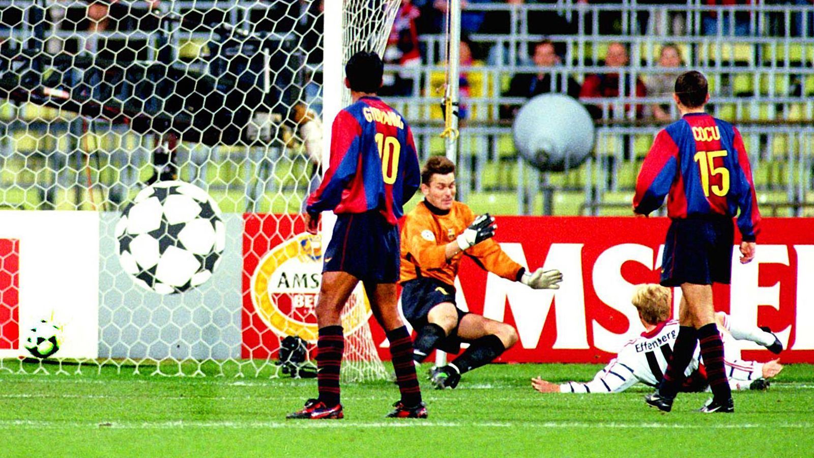 
                <strong>FC Bayern - FC Barcelona (Champions League 1998/99)</strong><br>
                Im Herbst 1998 trafen sich Bayern und Barca erneut im Europapokal, dieses Mal in der Gruppenphase der Champions League. Am 21. Oktober kam es zum Hinspiel im Olympiastadion und Stefan Effenberg (u.) entschied diese Begegnung durch seinen Treffer zum 1:0 in der 45. Minute. Die spätere Barca-Ikone Xavi stand damals als 18-Jähriger bei den Katalanen in der Startelf, an der Seite von großen Namen wie Luis Figo, Luis Enrique oder Rivaldo. 
              