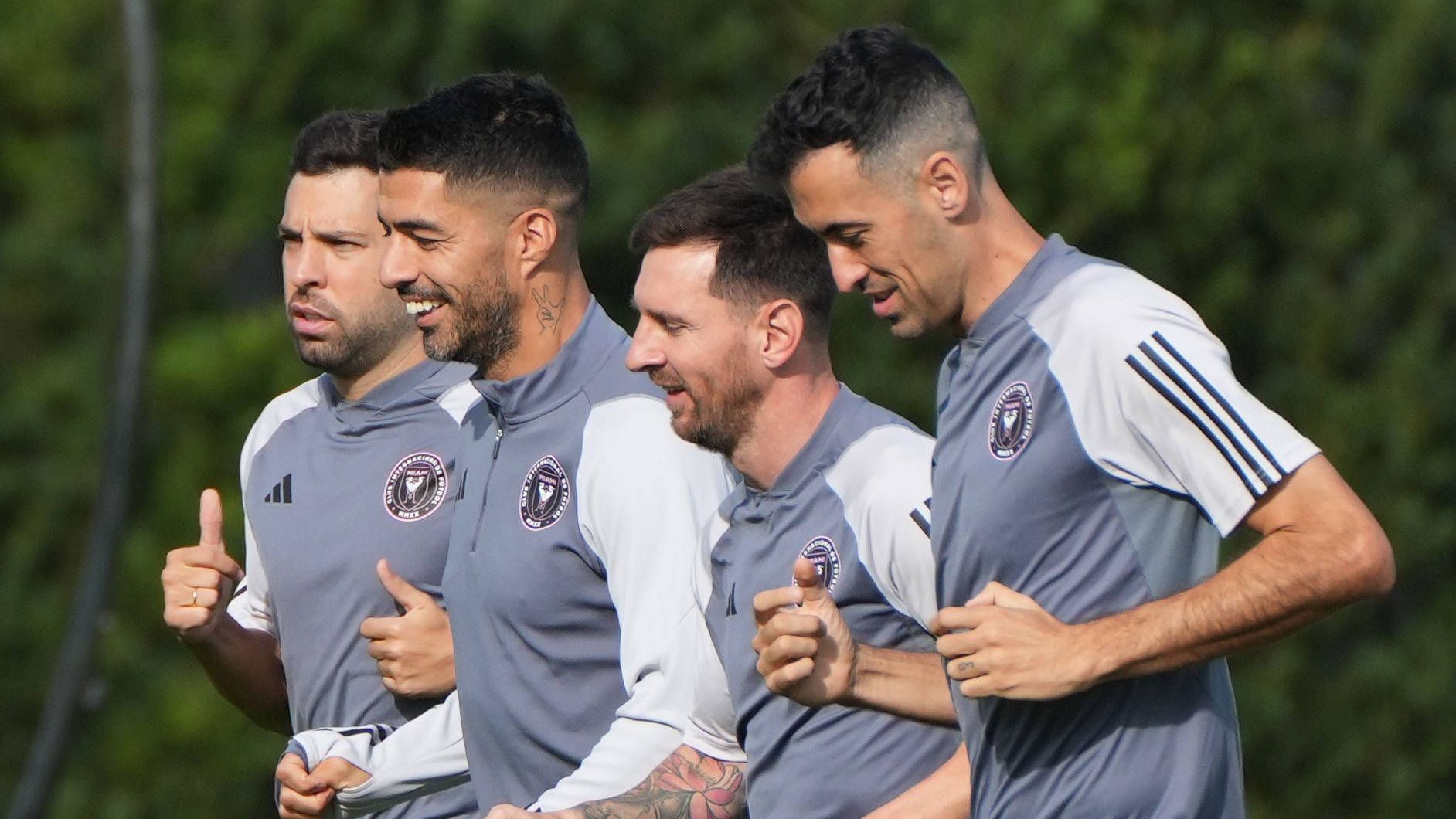 <strong>Jordi Alba (36), Luis Suarez (38), Lionel Messi (38), Sergio Busquets (37) (alle bei Inter Miami)</strong><br>- Alba in der Champions League für FC Valencia und FC Barcelona aktiv<br>- Suarez in der Champions League für Ajax Amsterdam, FC Barcelona und Atletico Madrid aktiv<br>- Messi in der Champions League für FC Barcelona und Paris Saint-Germain aktiv<br>- Busquets in der Champions League für FC Barcelona aktiv<br>- Alba, Messi und Busquets in der MLS seit Juli 2023, Suarez in der MLS seit Januar 2024