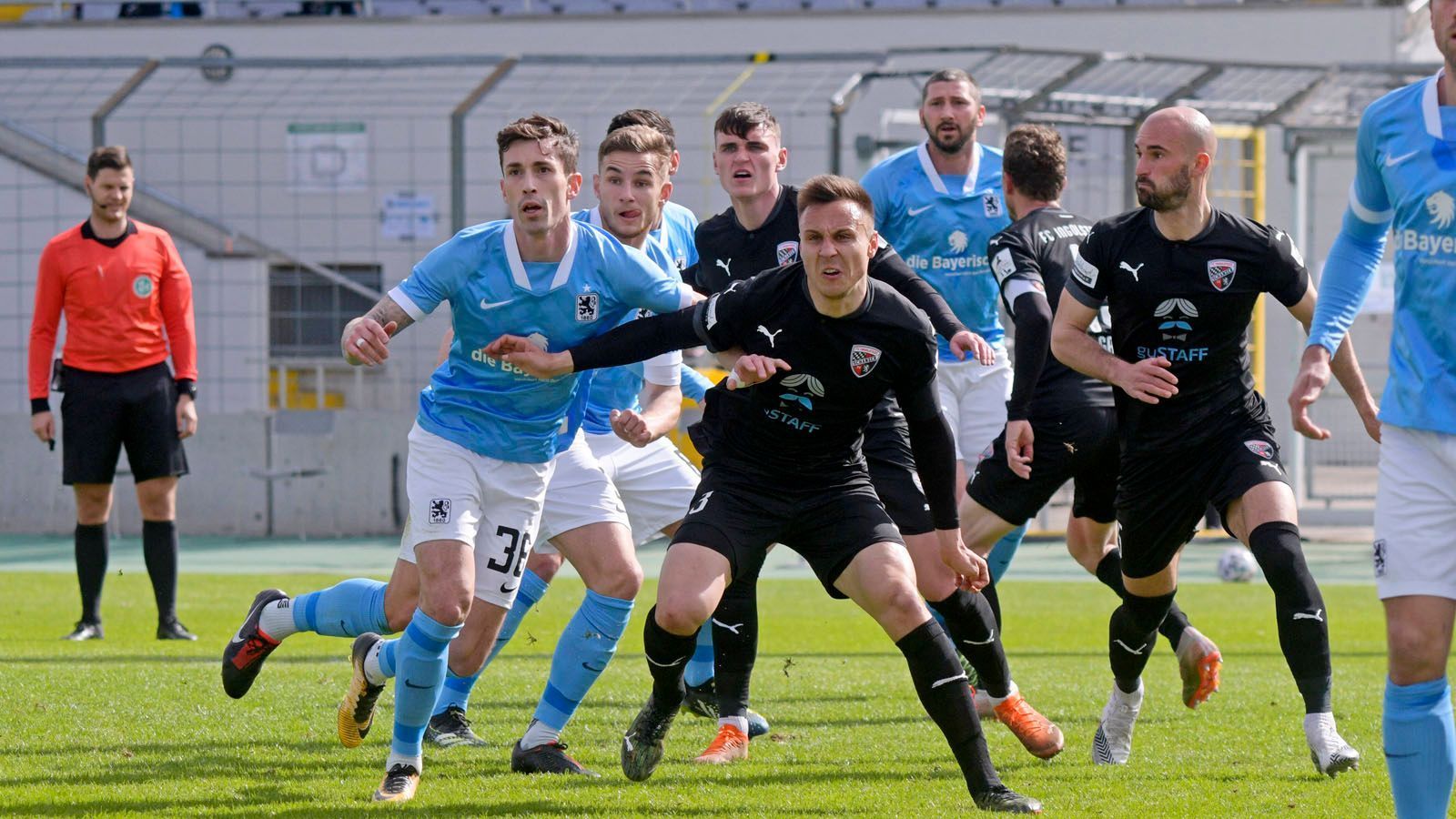 
                <strong>Wer steigt in die 2. Bundesliga auf?</strong><br>
                Hansa Rostock wäre am Samstag mit einem Heimsieg gegen den bereits sicher abgestiegenen VfB Lübeck aufgestiegen. Auch ein Punkt genügt, wenn Ingolstadt im direkten Duell mit 1860 München nicht mit fünf Toren Differenz gewinnt. Gewinnt Ingolstadt nicht gegen München, wäre Rostock unabhängig vom eigenen Spielausgang aufgestiegen. 1860 München muss wiederum in Ingolstadt gewinnen, um den Relegationsplatz einzunehmen.
              