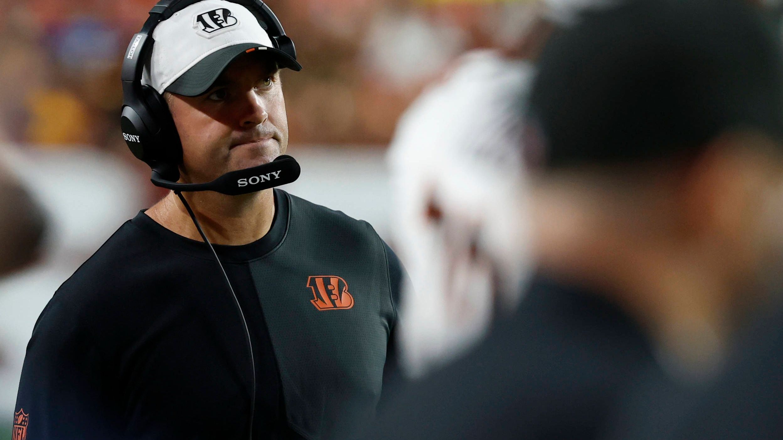 <strong>Zac Taylor (Cincinnati Bengals)</strong><br>Schon in der vergangenen Saison hatte es das Team von Zac Taylor fertiggebracht, trotz fulminanter Offense die Playoffs zu verpassen. Sollte sich 2025 ein ähnliches Szenario andeuten, könnte das den trotz aller früheren Erfolge um den Einzug in den Super Bowl LVI nicht unantastbaren Taylor durchaus aus dem Trainerstuhl katapultieren. Auch wenn er an den unglücklichen Umständen auf der Quarterback-Position natürlich keinerlei Schuld trägt.