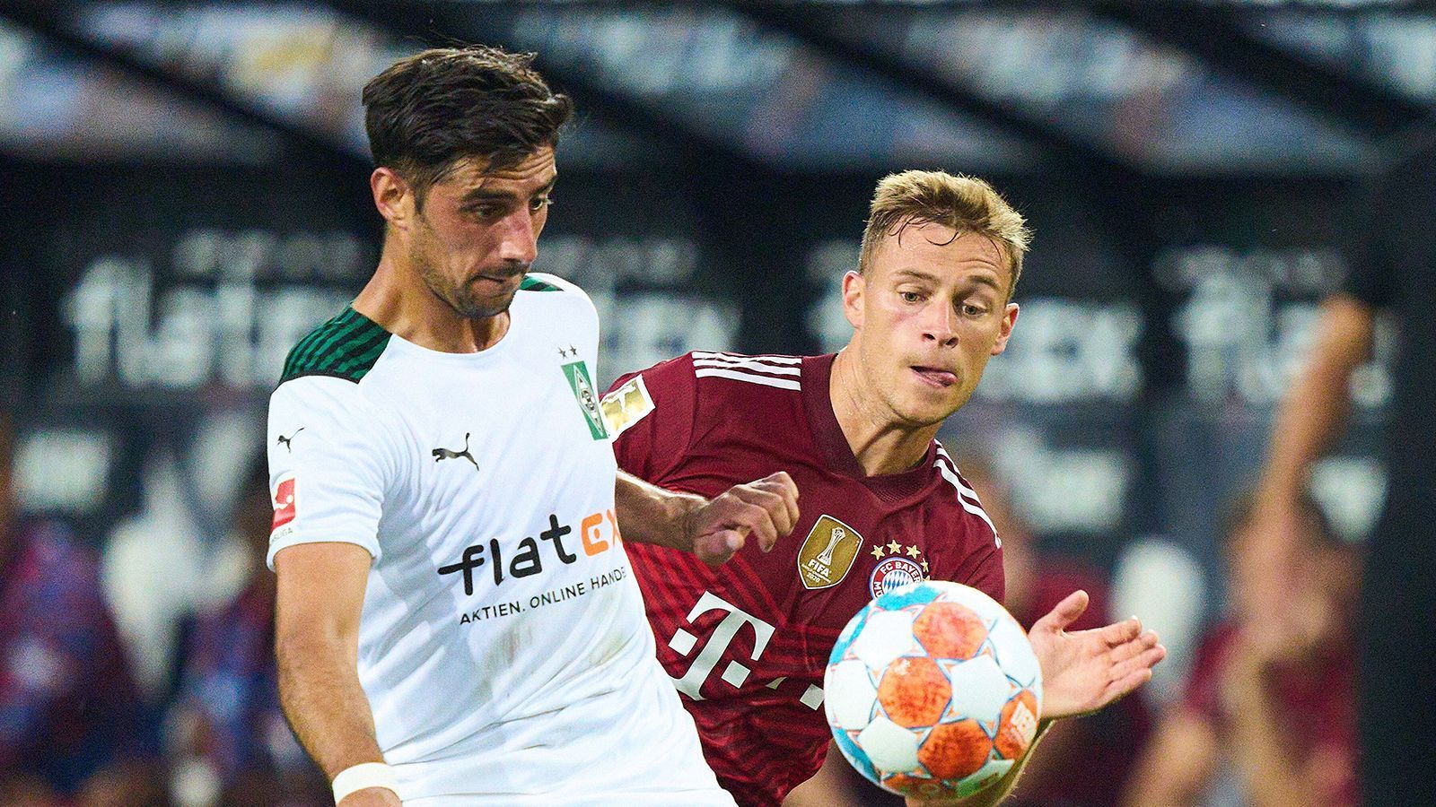 
                <strong>Lars Stindl (Borussia Mönchengladbach)</strong><br>
                Hat in der sechsten Minute die Chance zur frühen Führung, sein Schuss wird allerdings geblockt. Danach in der Offensive immer wieder um Struktur bemüht, läuft viel, ist immer unterwegs. Aber auch dem Gladbacher Kapitän gelingt im letzten Spieldrittel unter dem Strich zu wenig, zudem sind seine Zuspiele häufig zu ungenau. Hat in der 70. Minute die Riesenchance zur erneuten Führung, doch Neuer lenkt seinen Flachschuss zur Ecke. ran-Note: 3
              