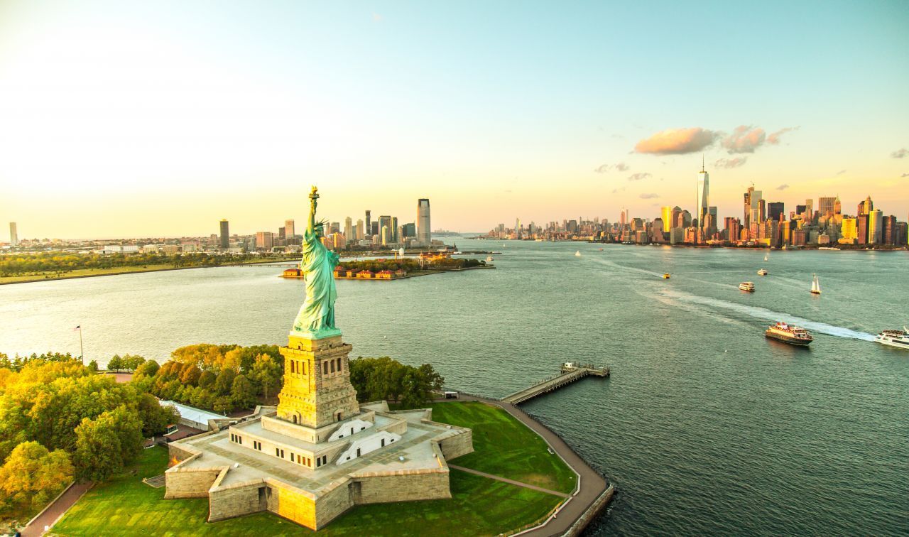 "Lady Liberty" bekommt jedes Jahr Besuch von rund 4 Millionen Touristen aus aller Welt. Kurzum: Die Freiheitsstatue, die in der linken Hand eine Tafel mit dem Datum der amerikanischen Unabhängigkeitserklärung hält, ist ein Must-see. Sie steht auf Liberty Island im New Yorker Hafen. Man erreicht sie mit der Fähre, die vom Battery Park im südlichen Manhattan ablegt. Wer mehr über das Wahrzeichen der USA erfahren möchte, besucht