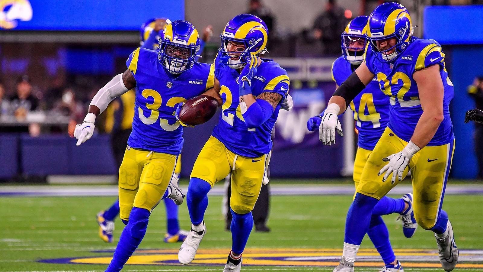 
                <strong>Los Angeles Rams – Secondary</strong><br>
                Nach einer vollkommen verkorksten Saison stehen die Los Angeles Rams besonders in der Secondary vor einem Neuanfang. Star-Cornerback Jalen Ramsey wurde zu den Miami Dolphins getradet und sowohl Nick Scott als auch Taylor Rapp und David Long wanderten zu anderen Teams ab. Troy Hill, Grant Haley und Jake Gervase haben bisher keinen neuen Vertrag bekommen, weswegen das Team mit Spielern in die neue Saison geht, die in den vergangenen Jahren bestenfalls Ersatz waren. Cobie Durant, Viertrundenpick 2022, konnte von den designierten Startern bisher noch den meisten Eindruck mit insgesamt 22 Tackles und einem Sack hinterlassen. Die Situation bei den Defensive Backs bleibt also ein Projekt.
              