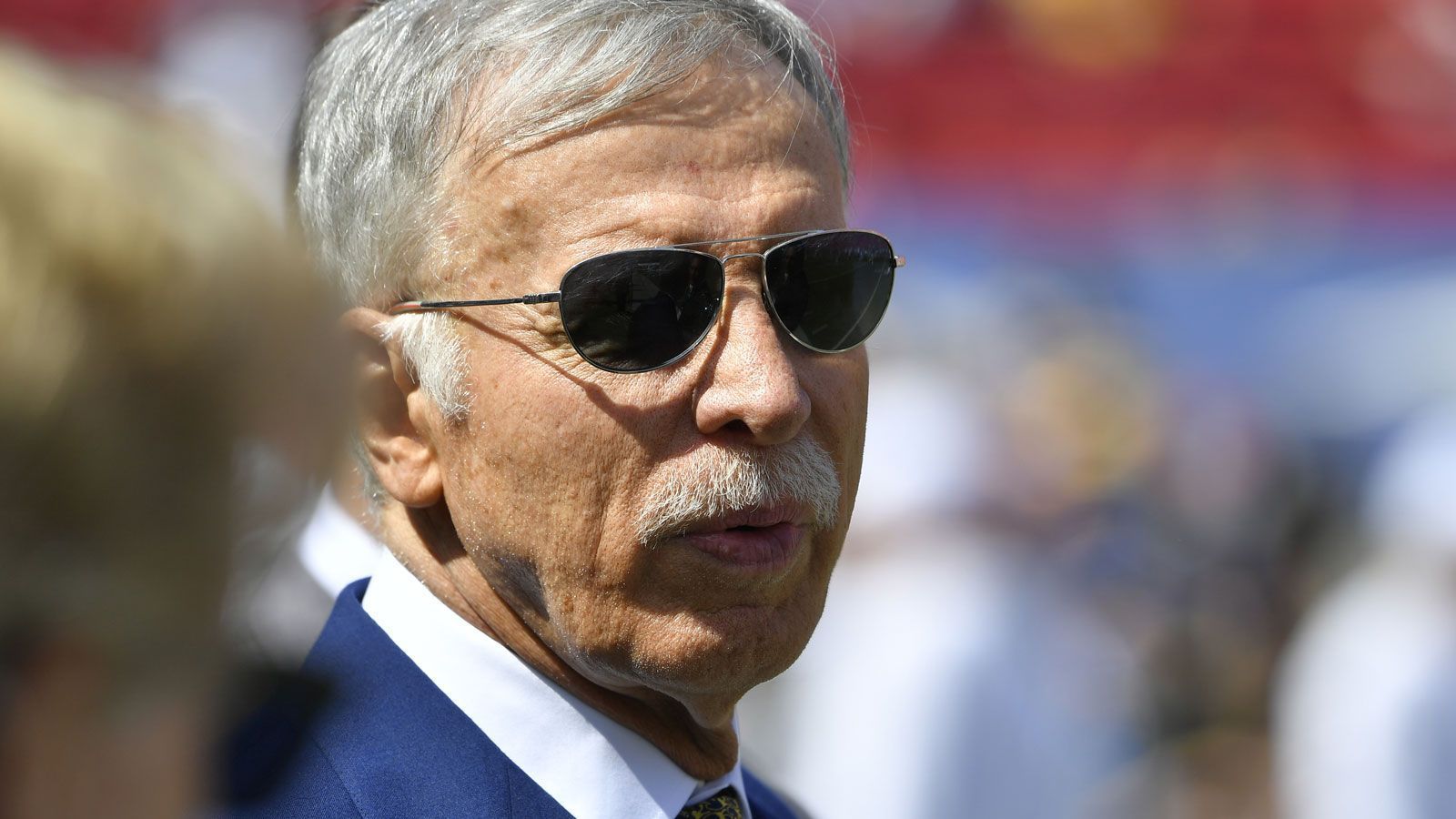 
                <strong>Platz 3: Stan Kroenke (Los Angeles Rams)</strong><br>
                Vermögen: 8,3 Milliarden US-DollarPosition unter den reichsten US-Amerikanern: 59Klub gekauft: 2010 für 750 Millionen US-Dollarbesitzt unter anderem auch NBA-Klub Denver Nuggets, NHL-Klub Colorado Avalanche und Premier-League-Klub FC Arsenal
              