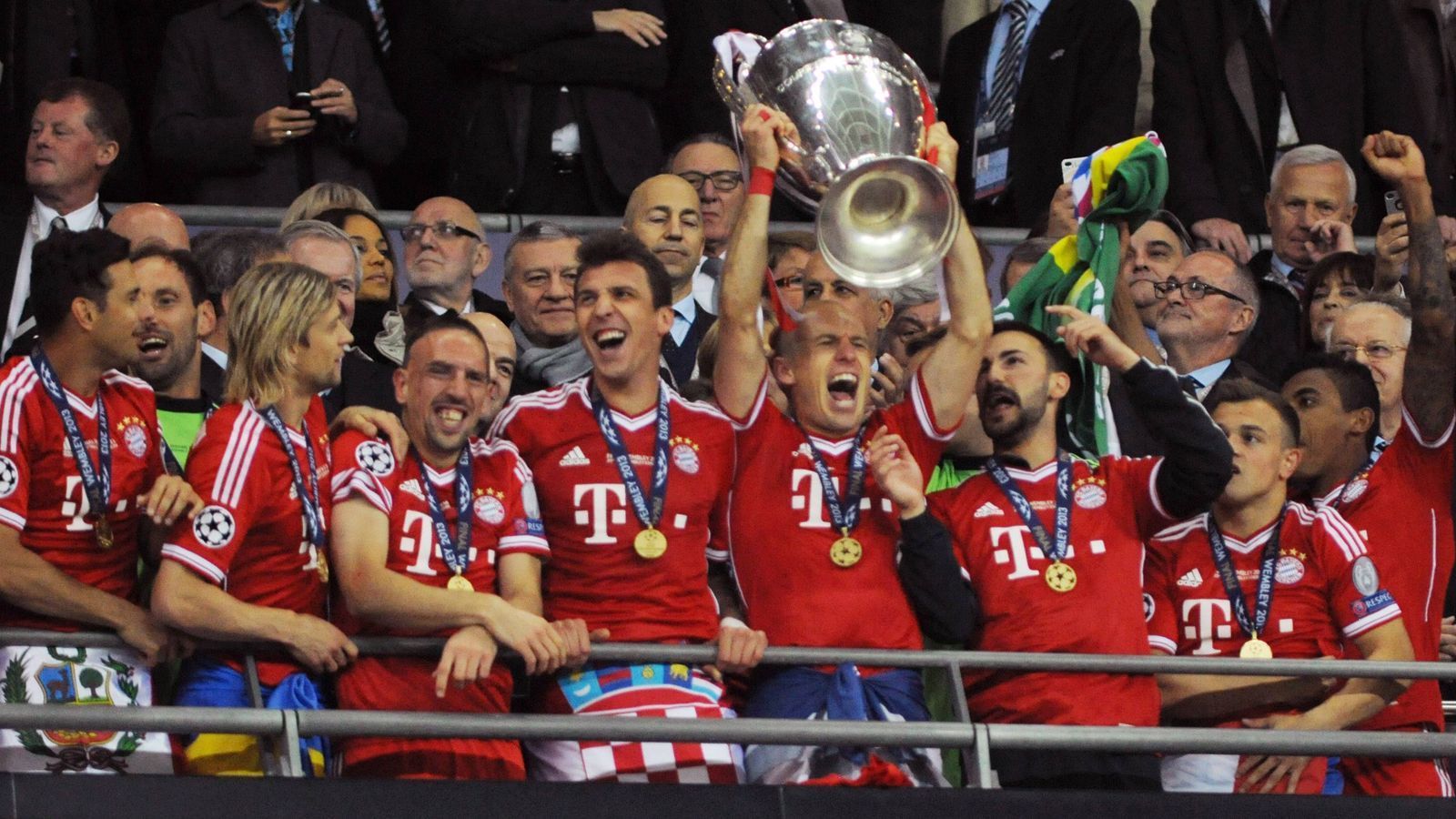 <strong>FC Bayern am Gipfel des Vereinfußballs</strong><br>
                Nach 2001/02 holten die Münchner den lang ersehnten Titel in der Königsklasse und revanchierten sich für die verlorenen Finals 2009/10 gegen Inter Mailand und 2011/12 gegen Chelsea. Unter der Führung von Trainer Jupp Heynckes gelang sogar der Gewinn des ersten Triples der Vereinsgeschichte aus Meisterschaft, DFB-Pokal und Champions League.
