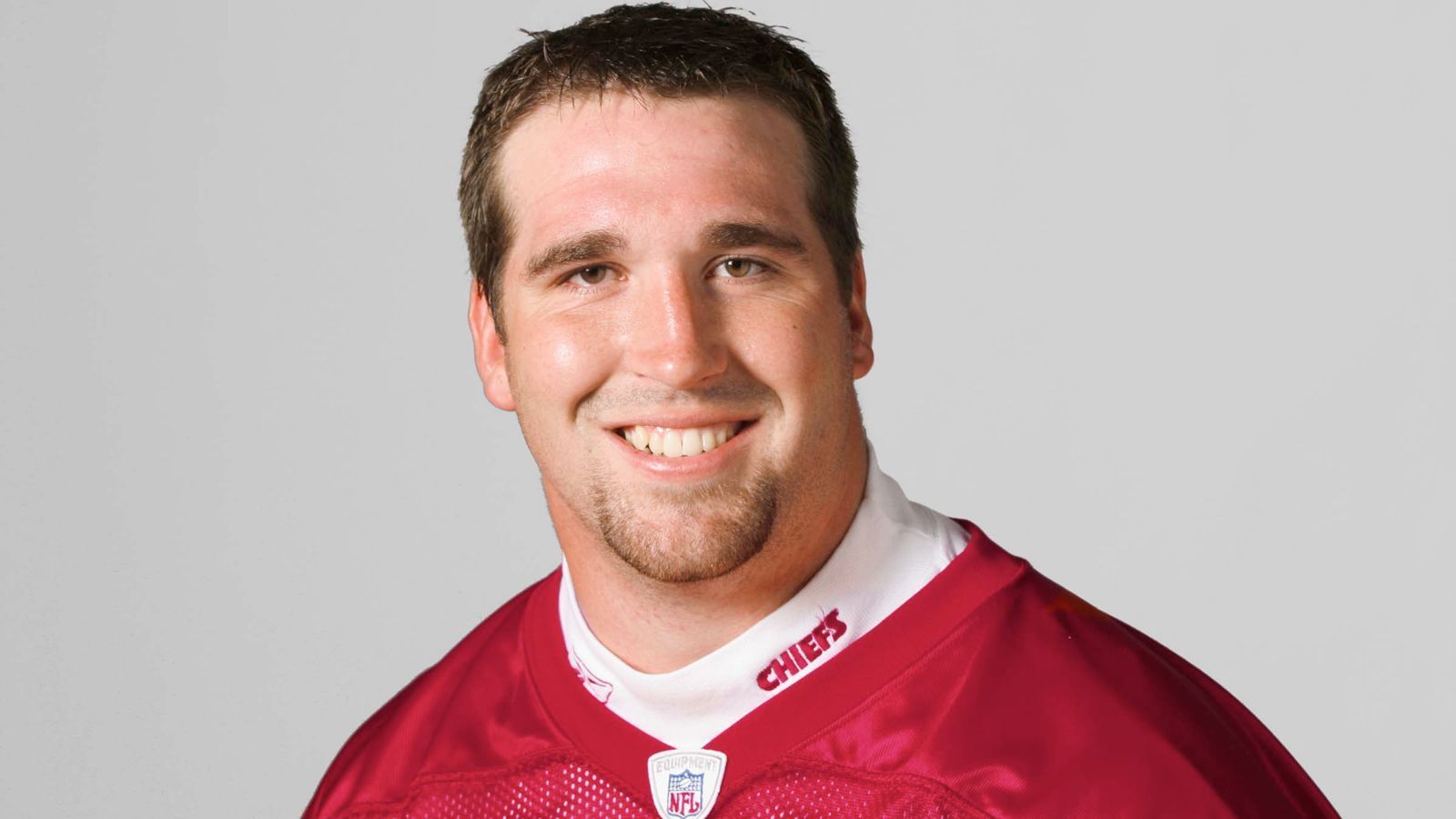 
                <strong>Kansas City Chiefs - Jared Allen </strong><br>
                "Ein Trade, der oft als einer der schlechtesten in der Geschichte der Kansas City Chiefs angesehen wird, ist der Trade von Defensive End Jared Allen im Jahr 2008. Die Kansas City Chiefs tradeten Jared Allen an die Minnesota Vikings im Austausch gegen einen Erstrunden-Draftpick (2008), einen Drittrunden-Draftpick (2008) und einen Sechstrunden-Draftpick (2009). Allen war zu dieser Zeit einer der besten Defensive Ends in der NFL und hatte bei den Chiefs bereits mehrere erfolgreiche Spielzeiten hinter sich. Der Trade wurde von vielen als schlecht bewertet, da Allen ein wichtiger Bestandteil der Defense der Chiefs war und über ein hohes Leistungsniveau verfügte. Die erhaltenen Draftpicks konnten den Verlust von Allen nicht angemessen ausgleichen, da er in den folgenden Jahren weiterhin auf hohem Niveau spielte. Jared Allen setzte seine Karriere bei den Vikings fort und erzielte dort weiterhin beeindruckende Leistungen. Die Chiefs hatten Schwierigkeiten, seinen Verlust zu kompensieren und eine ähnlich dominante Präsenz auf der Defensive-End-Position zu finden."
              