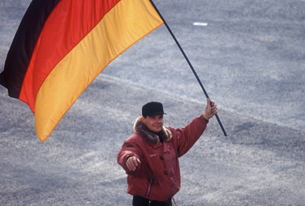 
                <strong>1992 in Albertville: Wolfgang Hoppe</strong><br>
                Mit der deutschen Fahne in der Hand trat der derzeitige Bob-Trainer Wolfgang Hoppe im Jahr 1992 vor die Zuschauermassen von Albertville (Frankreich). Im Team des deutschen Viererbobs gewann er dort eine von insgesamt zehn Silber-Medaillen. 
              