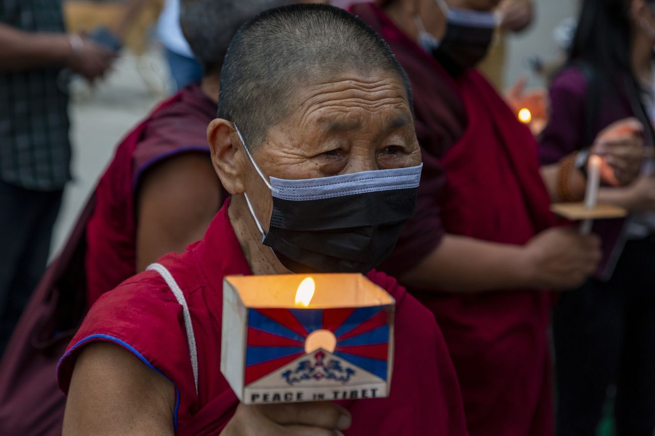 Unterdrückung Tibets: Auch Tibet gilt als autonome Region und ist vielen vor allem durch die Klöster und den Dalai Lama bekannt. Dieser musste schon 1959 aus China fliehen. Sein Volk strebt schon seit Jahrzehnten nach Unabhängigkeit. China hält Tibet seit Beginn des 20. Jahrhunderts besetzt. Auch heute noch will Peking die tibetische Sprache, Kultur und den Buddhismus unterdrücken. Auch hier wird von Umerziehungslagern berich