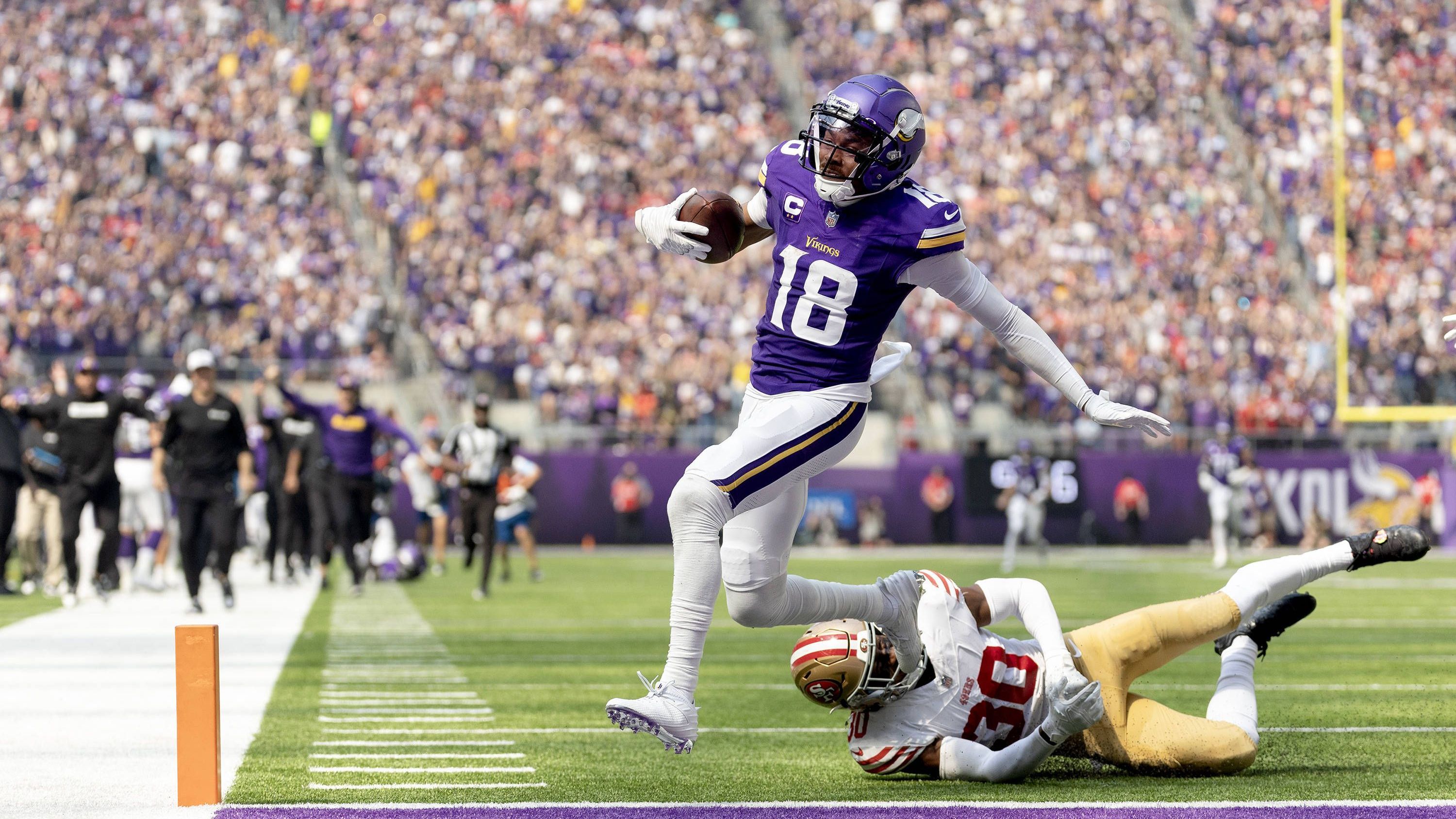 <strong>Justin Jefferson (Minnesota Vikings)</strong><br>Wenig später gab der Star-Receiver selbst dann Entwarnung: "Nur eine kleine Oberschenkelverletzung, eine Prellung, wie auch immer man es nennen will. Etwas, das beim Football oft passiert. Ich muss nur dafür sorgen, dass es mir gut geht und ich nächste Woche einsatzbereit bin." Zuvor hatte der 25-Jährige mit einem 97-Yard-Touchdown für das Highlight der Partie gesorgt.