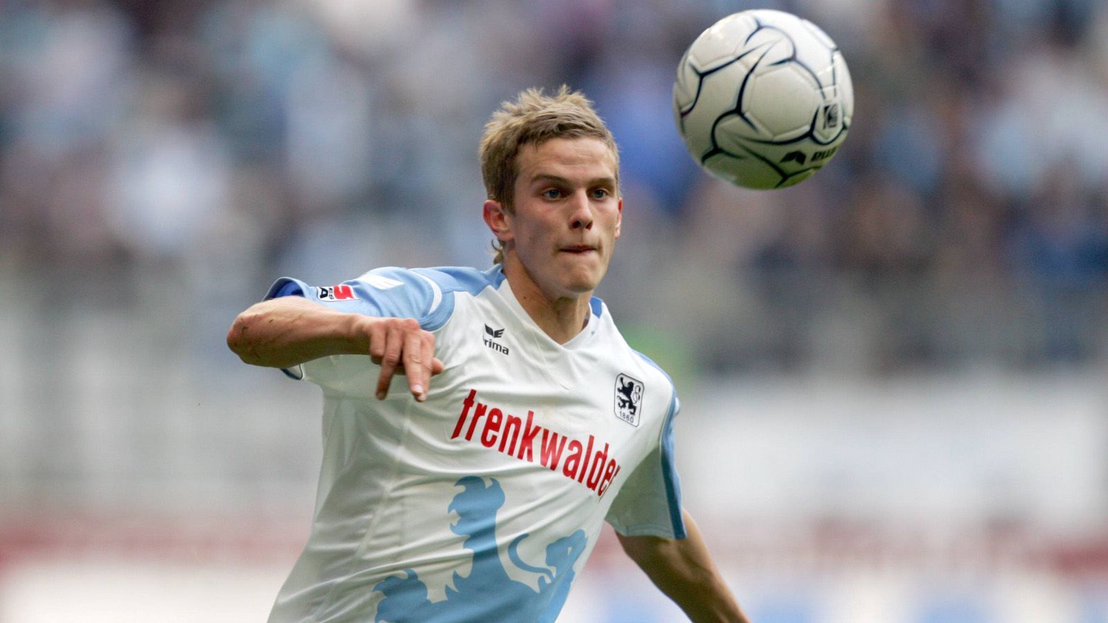 
                <strong>Verteidiger: Sven Bender</strong><br>
                Sven Bender hat eine ähnliche Geschichte wie Lars. Nur mit dem Unterschied, dass Sven 2009 für eine Ablöse von 1,5 Millionen Euro zunächst zu Borussia Dortmund wechselte und nun seit 2017 für Leverkusen spielt. Sven Bender hat bislang sieben Spiele für die deutsche Nationalmannschaft bestritten.
              