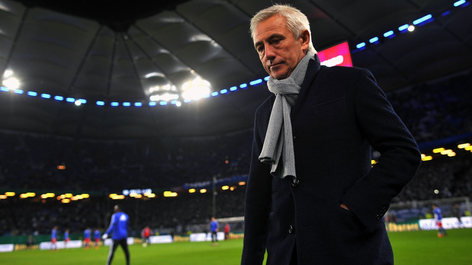 
                <strong>Bert van Marwijk (Hamburger SV)</strong><br>
                Der als harte Hund bekannte Niederländer Bert van Marwijk sollte im September 2013 endlich wieder für bessere Zeiten beim Hamburger SV sorgen - soweit der Plan. Der Niederländer, der die Elftal 2010 zum Vize-WM-Titel führte, konnte den damals schon in der Dauerkrise steckenden Bundesliga-Dino aber auch nicht auf Kurs bringen. Als Nachfolger von Thorsten Fink hielt sich van Marwijk gerade einmal für 17 Pflichtspiele im Amt. Dabei ging das Engagement des Schwiegervaters von Mark van Bommel in Hamburg verheißungsvoll los. Die ersten vier Pflichtspiele unter seiner Leitung überstanden die Hanseaten ungeschlagen (zwei Siege, zwei Remis), danach wurde es jedoch immer schlechter. Eine Serie von acht Niederlagen in Folge zwischen Dezember 2013 und Februar 2014 führte dann schon nach 17 Spielen zum van-Marwijk-Aus beim HSV. Mit einem Punkteschnitt von 0,88 pro Spiel war in den letzten Jahren bei den Hamburgern nur Bernd Hollerbach (0,43 Punkte/Spiel) erfolgloser als van Marwijk.
              