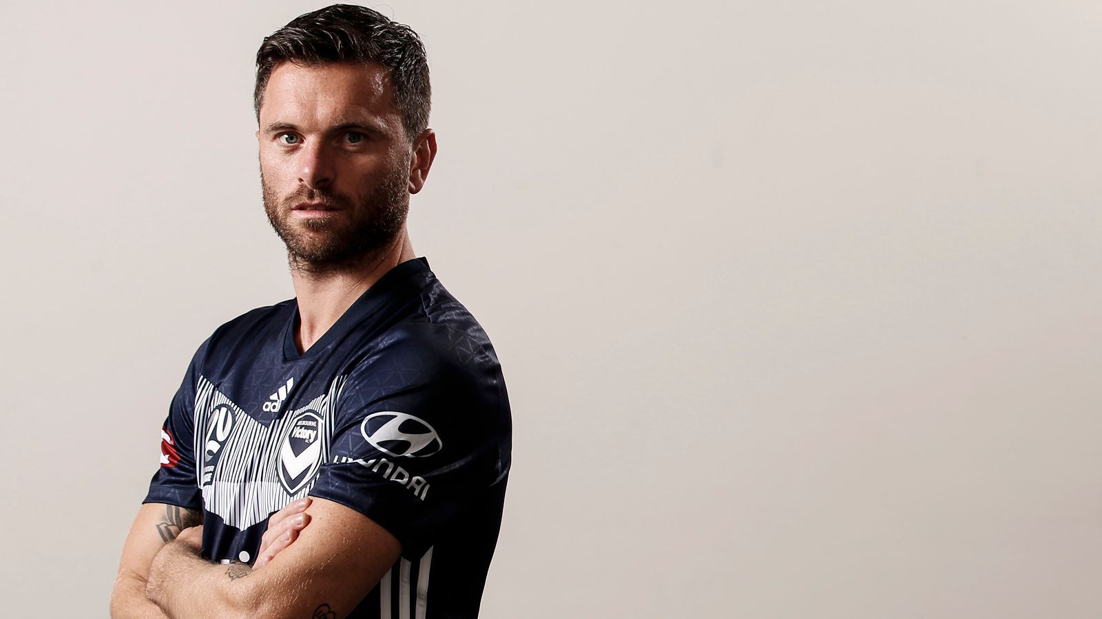 
                <strong>Tim Hoogland (Melbourne Victory)</strong><br>
                Im neuen Team von Coach Kurz finden sich bei Melbourne Victory durchaus vertraute Namen. Neben dem australischen Nationalspieler Robbie Kruse (zuletzt Bochum) holte der A-League-Klub mit Routinier Tim Hoogland einen deutschen Routinier, ebenfalls aus Bochum. Der 34 Jahre alte Verteidiger unterschrieb zunächst für ein Jahr. Hoogland bringt die Erfahrung von 59 Bundesliga- und 181 Zweitliga-Spielen mit nach Melbourne. Zudem spielte Hoogland früher auch in der Champions League sowie Europa League. 
              