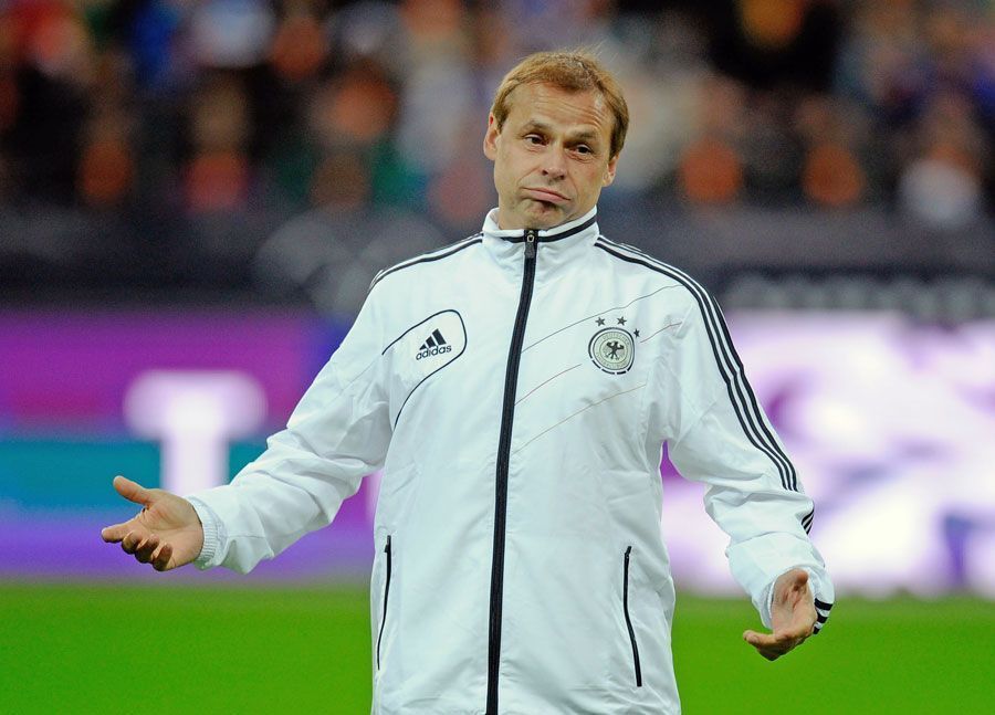 
                <strong>Olaf Thon</strong><br>
                Sein Nationalmannschafts-Debüt gab Thon mit nur 18 Jahren und 229 Tagen. Zwischen 1984 und 1998 trug er dann 52 Mal das Trikot der A-Nationalmannschaft und nahm an drei Fußballweltmeisterschaften teil (1986, 1990, 1998) 
              