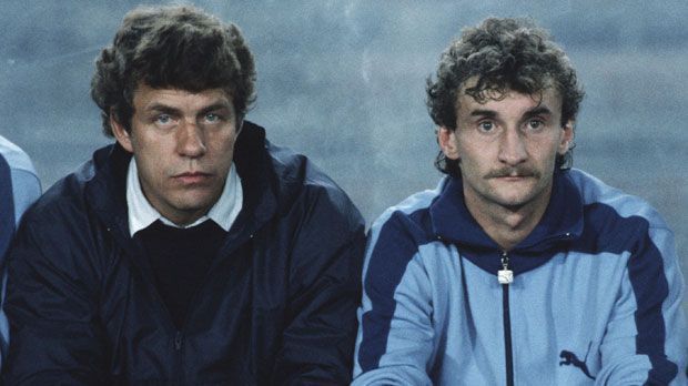 
                <strong>Rudi Völler anno 1983</strong><br>
                Rudi Völler begann seine Profilaufbahn 1977 bei Kickers Offenbach. Über 1860 München landete er fünf Jahre später bei Werder Bremen. Unter Trainer Otto Rehhagel gewannen die Hanseaten drei Vize-Meisterschaften und Völler in seiner ersten Saison die Torjägerkanone.
              