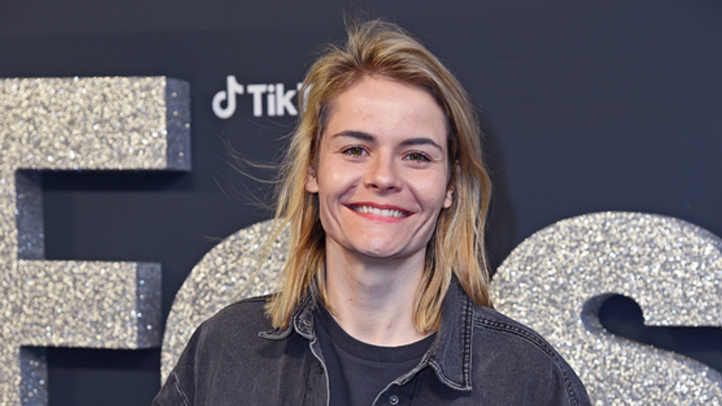 Erst Comedy, dann Podcasts und jetzt auch noch der ESC: Allround-Talent Hazel Brugger im Porträt