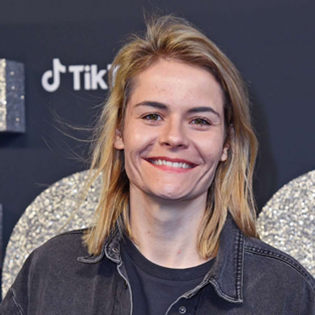 "Notfall-Schlampe": Hazel Brugger über ihre inoffizielle Rolle beim ESC 2025