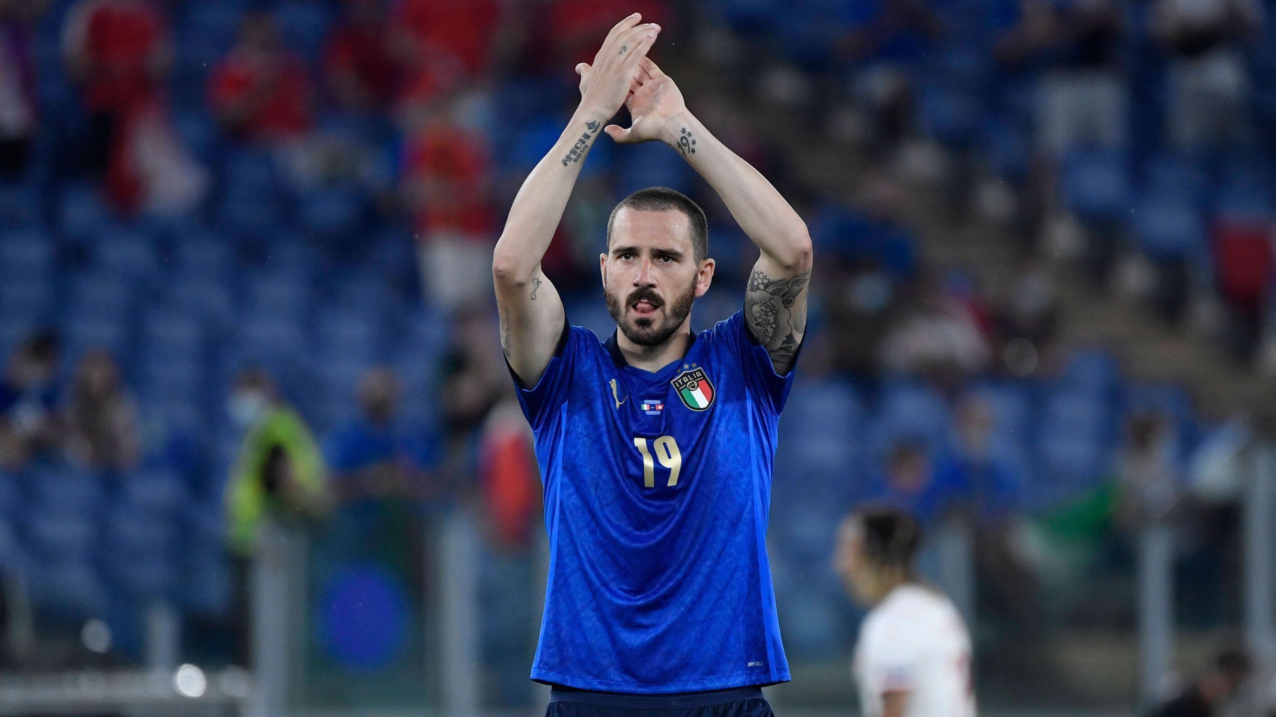 
                <strong>Leonardo Bonucci</strong><br>
                Nach der Auswechslung von Chiellini übernimmt der Routinier von Juventus Turin die Kapitänsbinde der Italiener. Auch für ihn gilt: souveräne und unaufgeregte Leistung, er wird aber defensiv auch kaum gefordert. ran-Note: 3
              