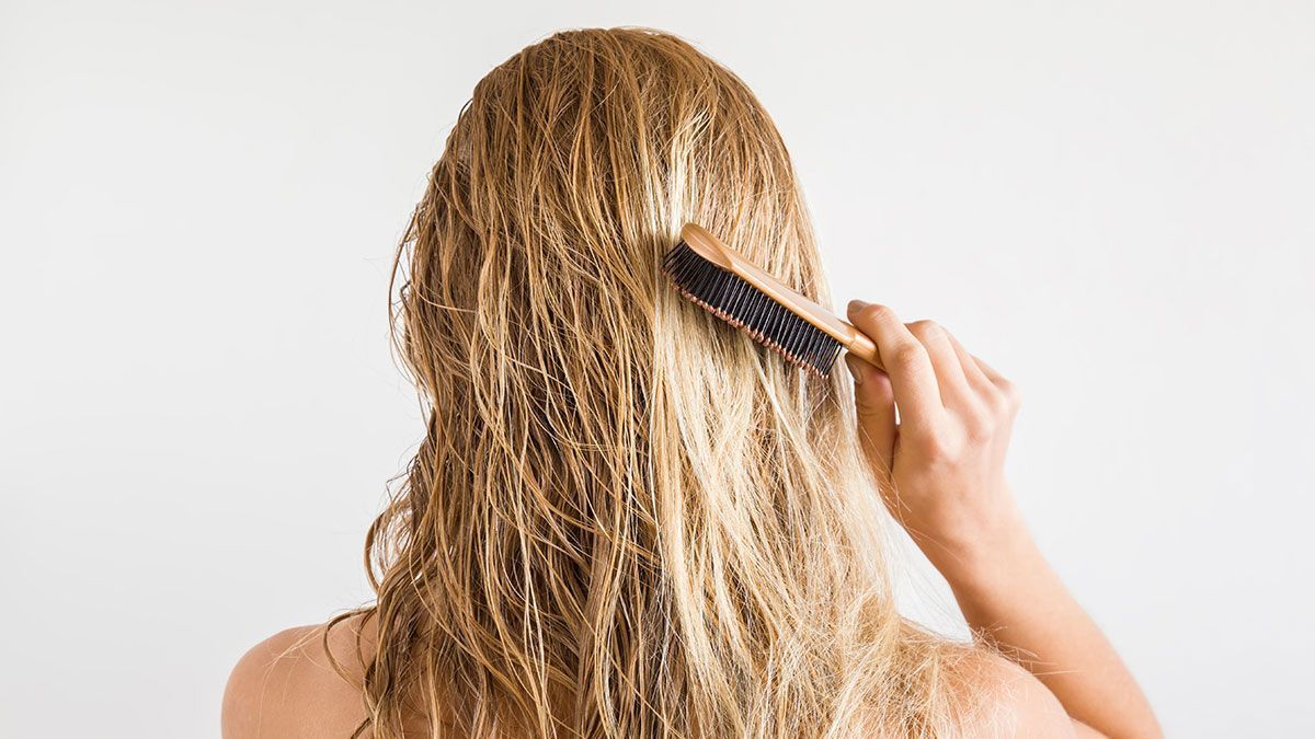 Du hast Haarausfall und weißt nicht, was dagegen hilft? Dann solltest du jetzt unsere Expertentipps lesen – mehr dazu findest du in unserem Beauty-Artikel mit Pflegetipps bei Haarausfall! 