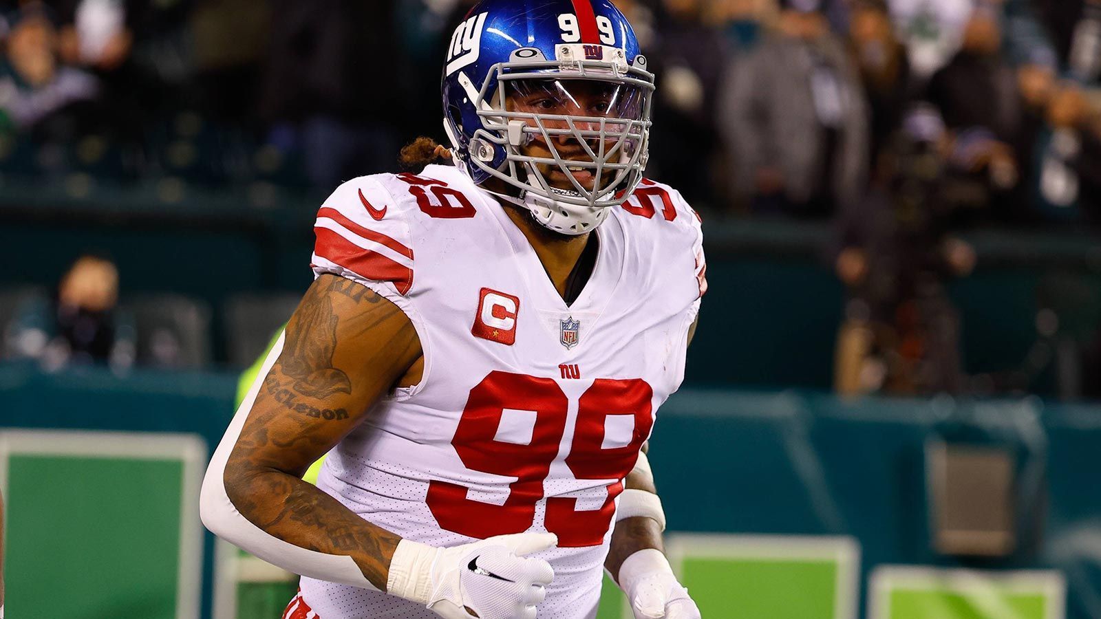 
                <strong>New York Giants - Leonard Williams</strong><br>
                Leonard Williams verpasste 2022 fünf Spiele. Ob den New York Giants 2,5 Sacks genug waren, um einen Cap Hit von 32,26 Millionen Dollar einzustecken, darf aber doch bezweifelt werden – zumal der Gehaltsspielraum von New York bei nur knapp 3,5 Millionen Dollar liegt. Wird der Defensive Tackle nach dem 1. Juni entlassen, können die Giants knapp sechs Millionen Dollar auf 2024 umlegen.&#x2022; Vor dem 1. Juni<br/><br>&#x2022; Nach dem 1. Juni<br/><br>
              