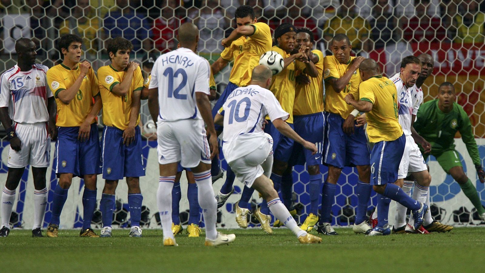 
                <strong>Frankreich zuletzt 2006 im Halbfinale</strong><br>
                Frankreich steht zuletzt bei der WM 2006 in Deutschland im Halbfinale. Im Viertelfinale setzt sich die "Equipe Tirocolore" mit 1:0 gegen Brasilien durch. Im Finale verlieren Zinedine Zidane und Co. im Elfmeterschießen gegen Italien. Als Frankreich 2006 zuletzt in einem WM-Halbfinale steht ...
              