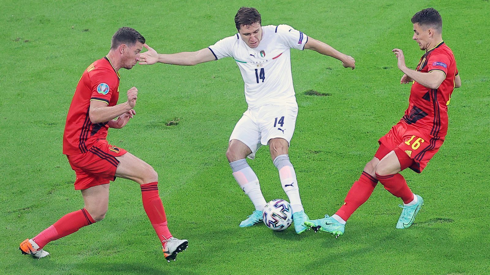 
                <strong>Federico Chiesa</strong><br>
                Ist in der ersten Hälfte einer der größten Aktivposten auf Seiten der Italiener und sorgt über die rechte Seite immer wieder für Gefahr. Gerade bei Gegenstößen der Belgier zögert Chiesa nicht und macht oft wichtige Wege mit nach hinten. Macht in der 90. Minute Platz für Verteidiger Rafael Toloi. ran-Note: 2
              