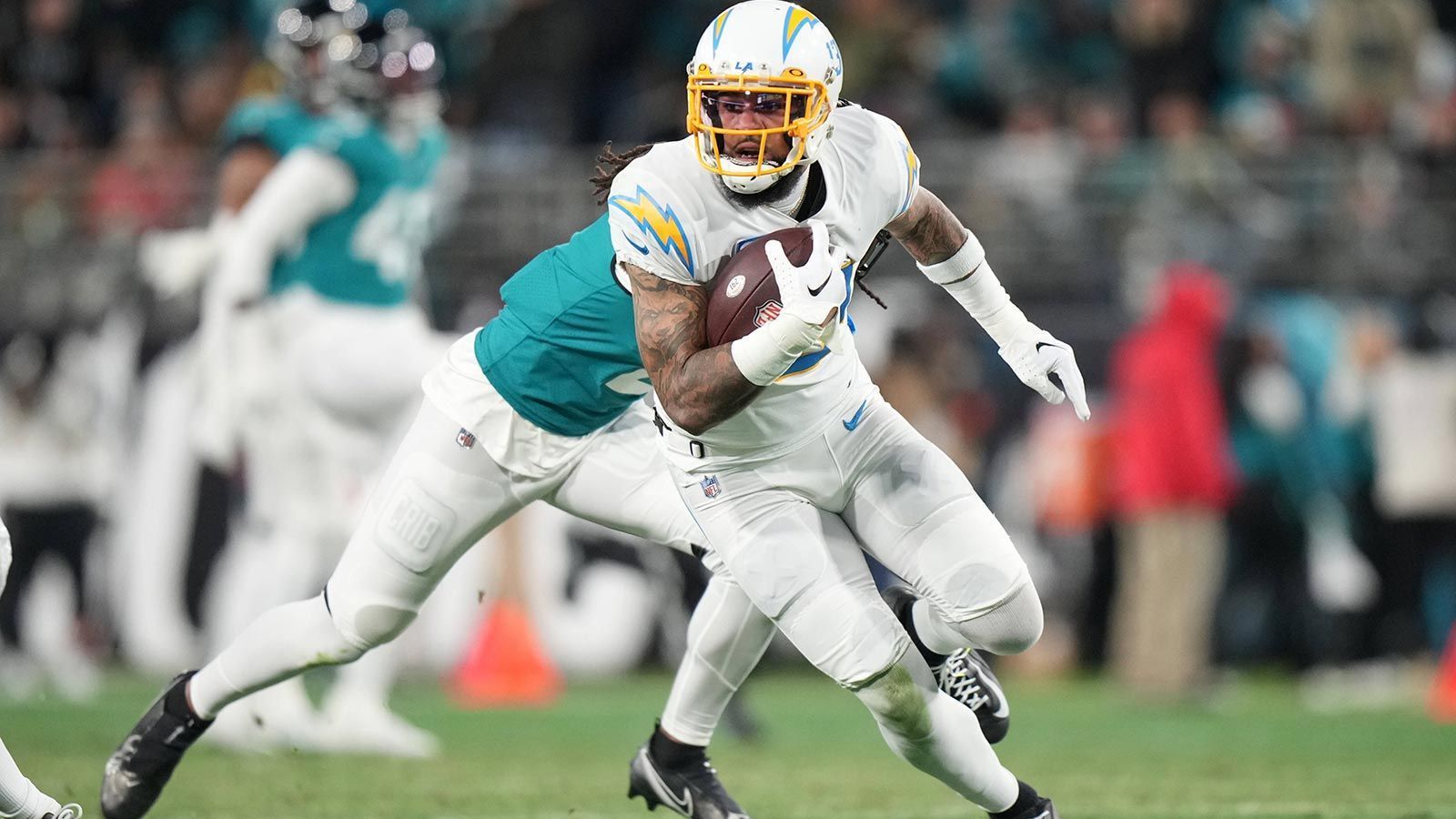 
                <strong>Los Angeles Chargers – WR</strong><br>
                Justin Herbert konnte einem in der vergangenen Saison beinahe leidtun, wenn man auf den Receiving-Corps der Los Angeles Chargers blickte. Keenan Allen und Mike Williams verpassten zusammen ganze elf Spiele. Vor einigen Wochen bat Running Back Austin Ekeler das Team um einen Trade, der vergangene Saison 107 Bälle fing. Das Team braucht neue Anspielstationen, wenn das kommende Jahr besser laufen und Herbert sich weiterentwickeln soll.
              