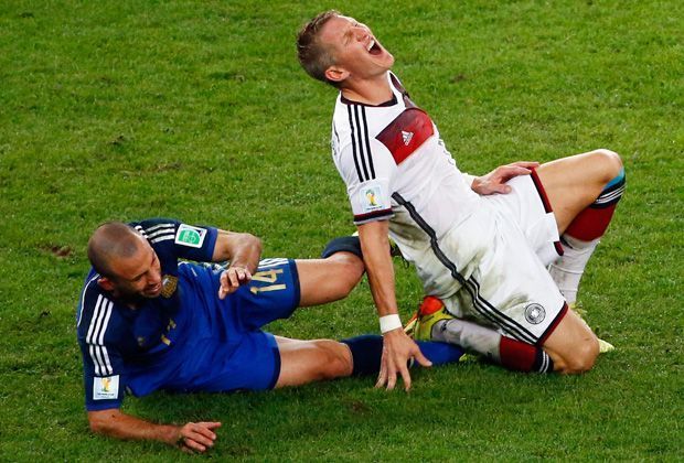
                <strong>Schmerzen in den Beinen</strong><br>
                Ab der 60. Minute ist Deutschland wieder besser im Spiel. Auch Schweinsteiger zieht wieder die Fäden - und wird von den Argentiniern bestraft. Mehrfach gibt's auf die Socken.
              