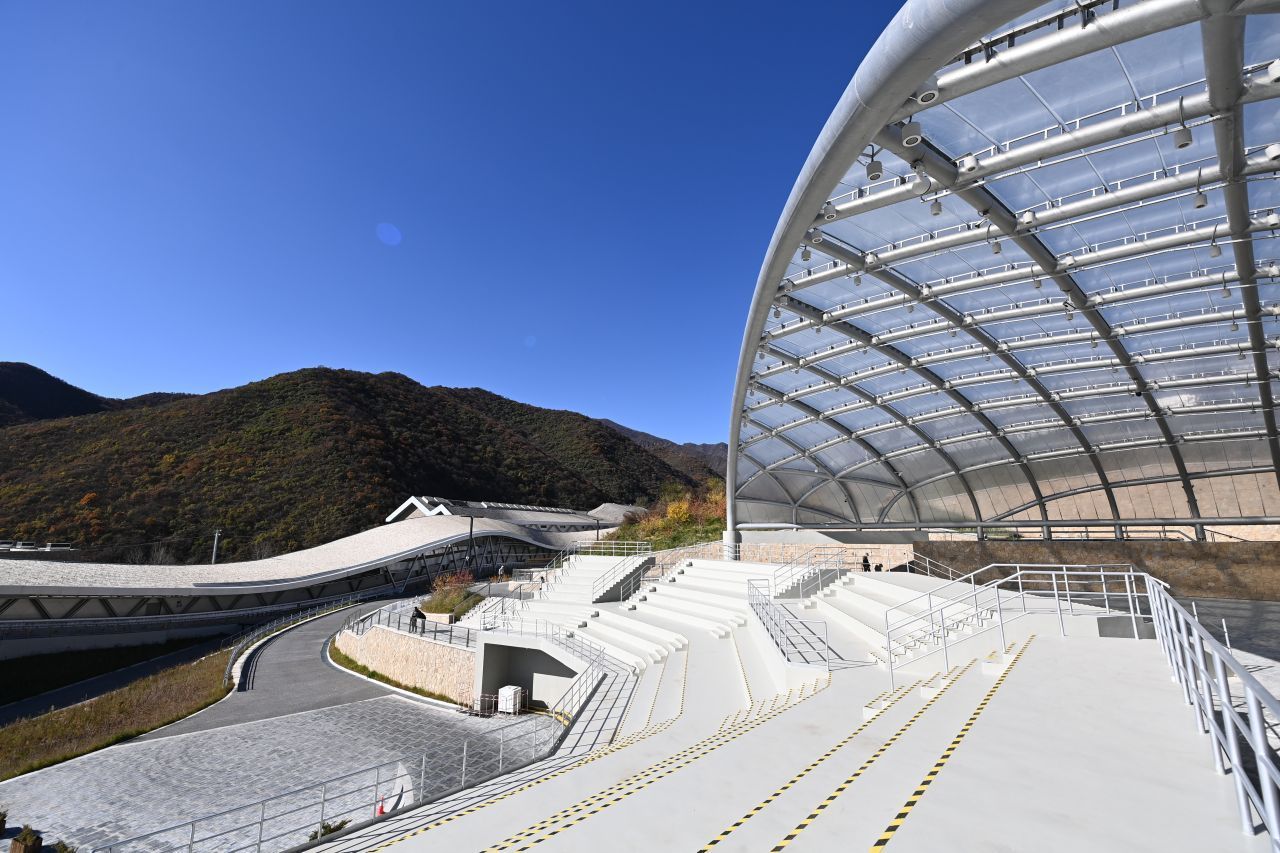 Yanquing National Sliding Centre: Gut 75 Kilometer nordwestlich von Peking errichtete das Veranstaltungsteam die Bob-, Rodel- und Skeletonbahn. Das National Sliding Centre ist die erste Bahn in China überhaupt.